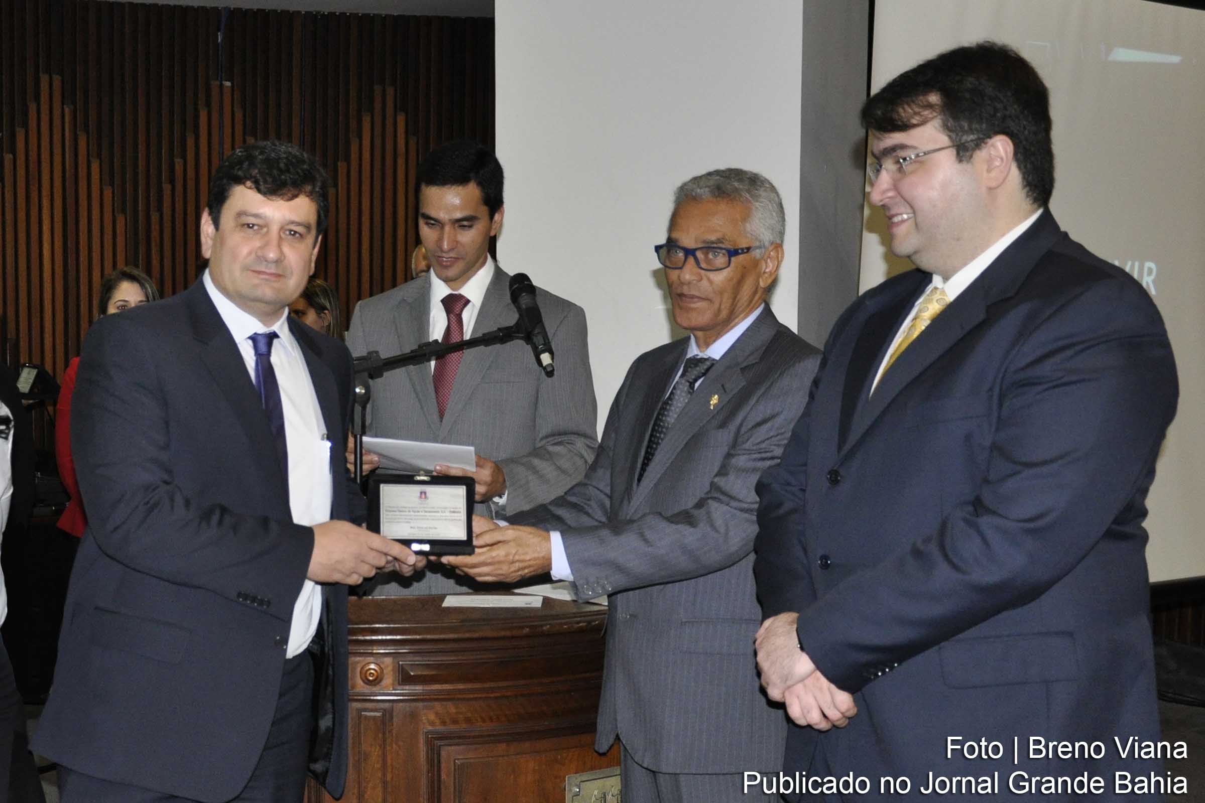 Presidente da Embasa, Rogério Cedraz recebe homenagem do presidente do TJBA, desembargador Eserval Rocha.