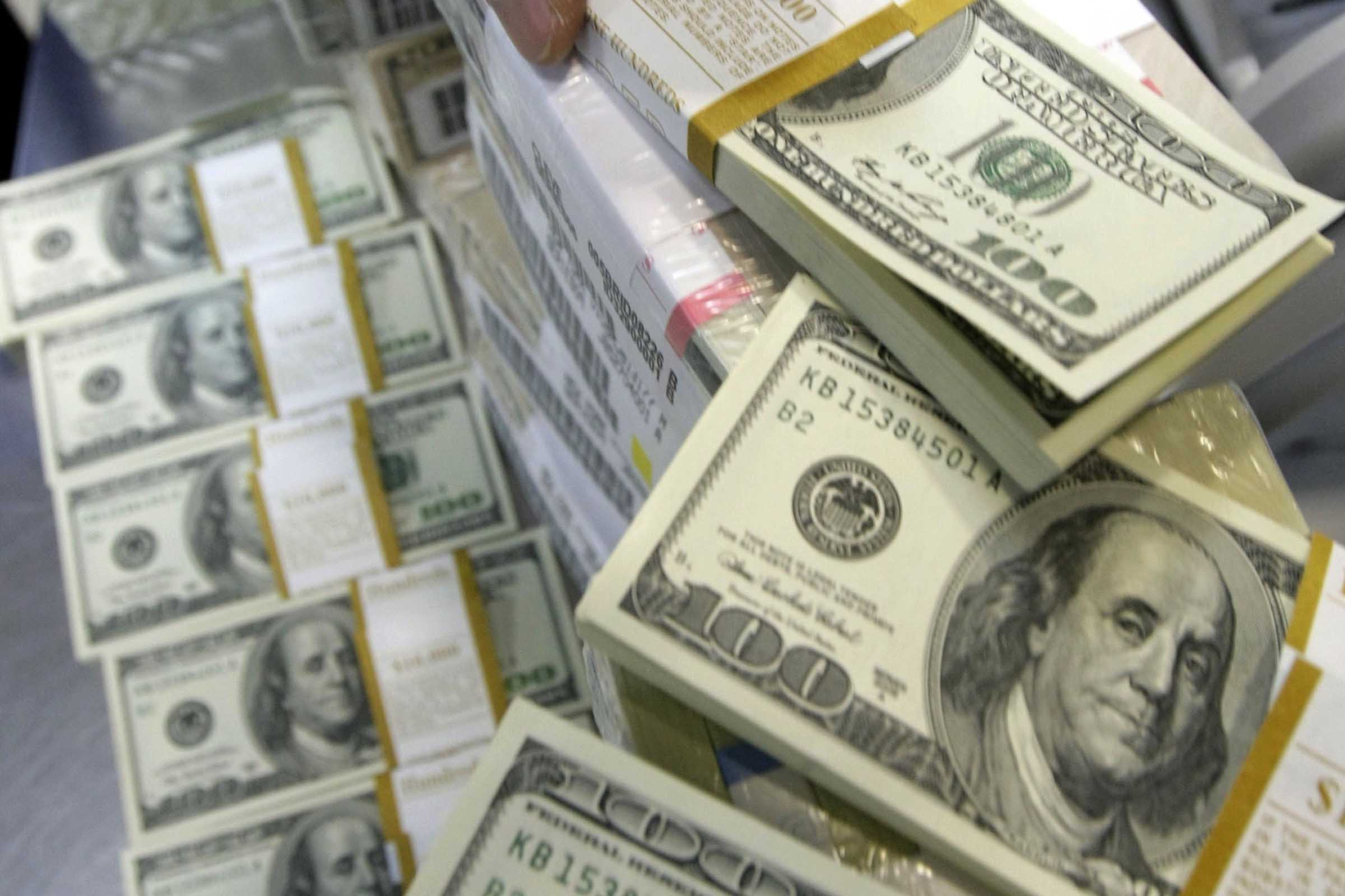 Dólar se aproxima de US$ 3,90 e BC anuncia intervenção.