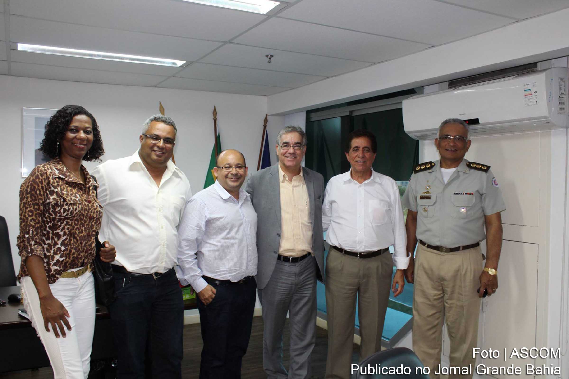 Coronel Adelmário Xavier (último da direita) é informado sobre o fornecimento de novos equipamentos para a corporação.