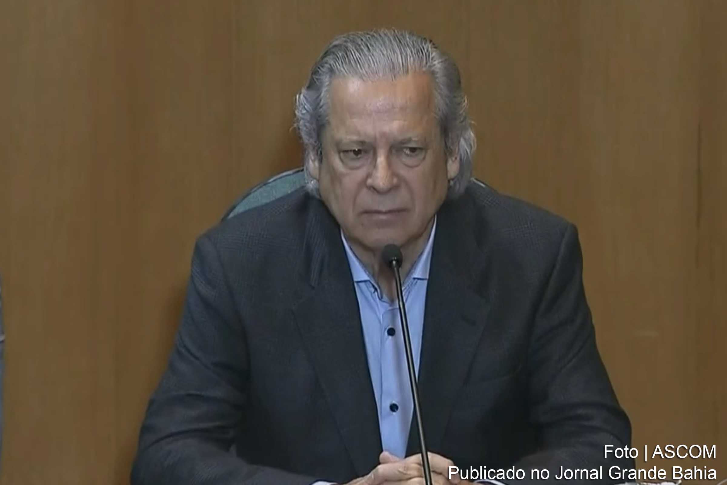 José Dirceu já foi condenado no julgamento do Mensalão do PT e está preso, em Curitiba, desde o dia 3 de agosto. Os investigadores dizem que ele foi o instituidor do esquema de corrupção na Petrobras e se beneficiou usando prestação de consultorias que nunca existiram. Dirceu sempre alegou que prestou os serviços.