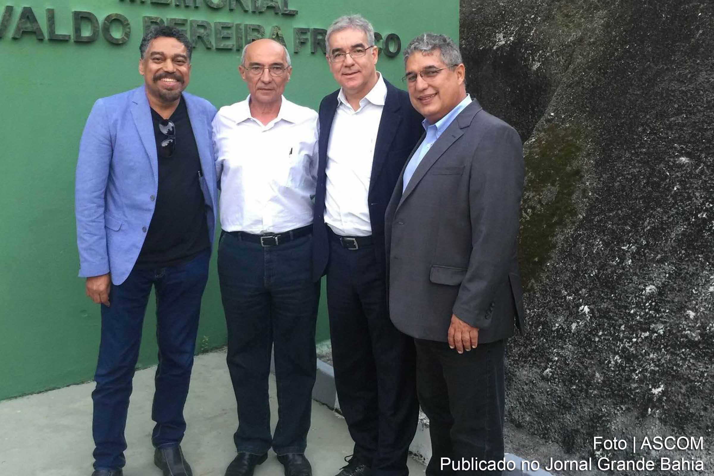 Políticos durante visita a Mansão do Caminho. Entidade atende três mil crianças em Salvador.