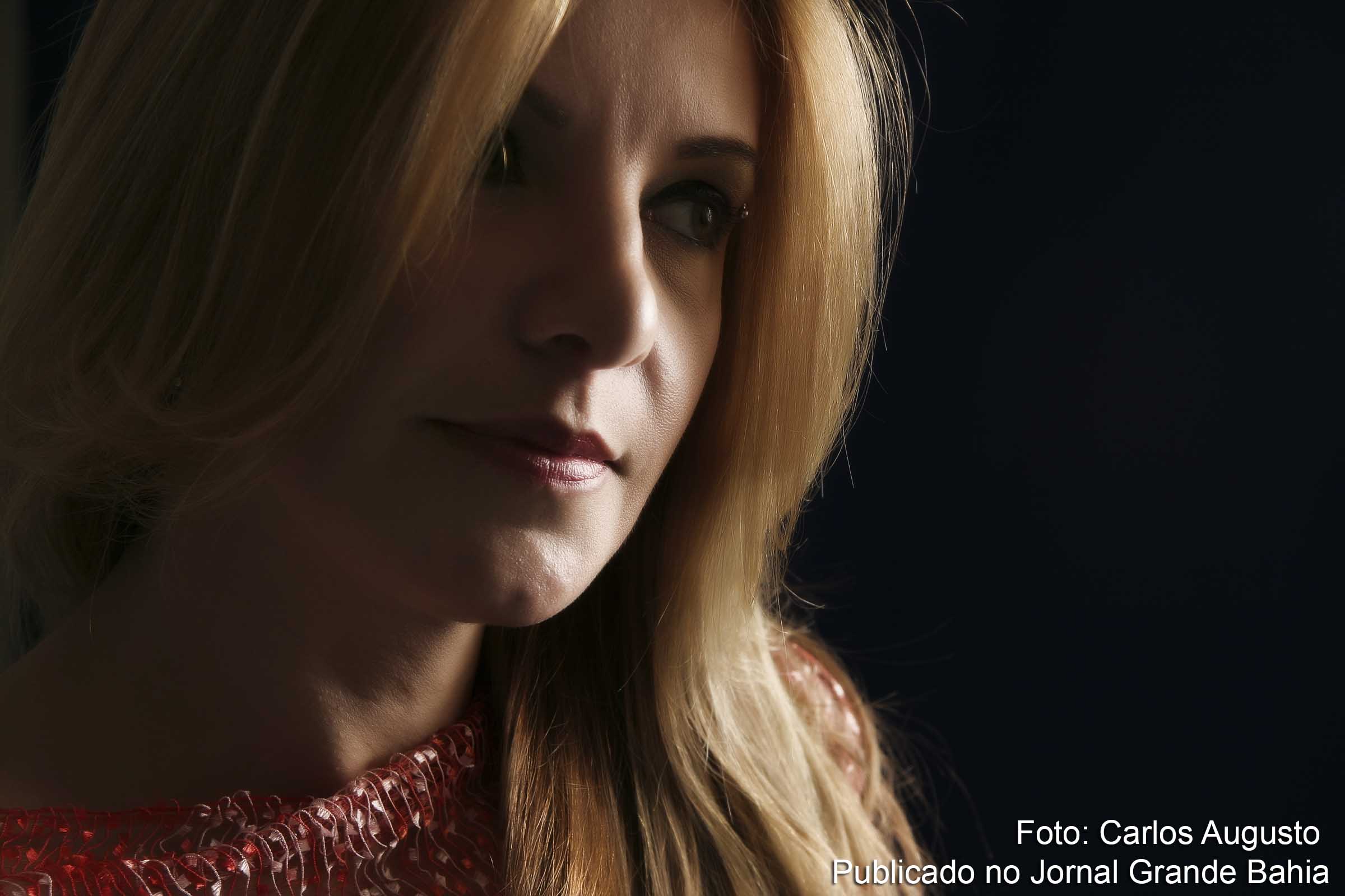 Cantora Márcia Porto recebe Comenda Godofredo Rebello de Figueiredo Filho.