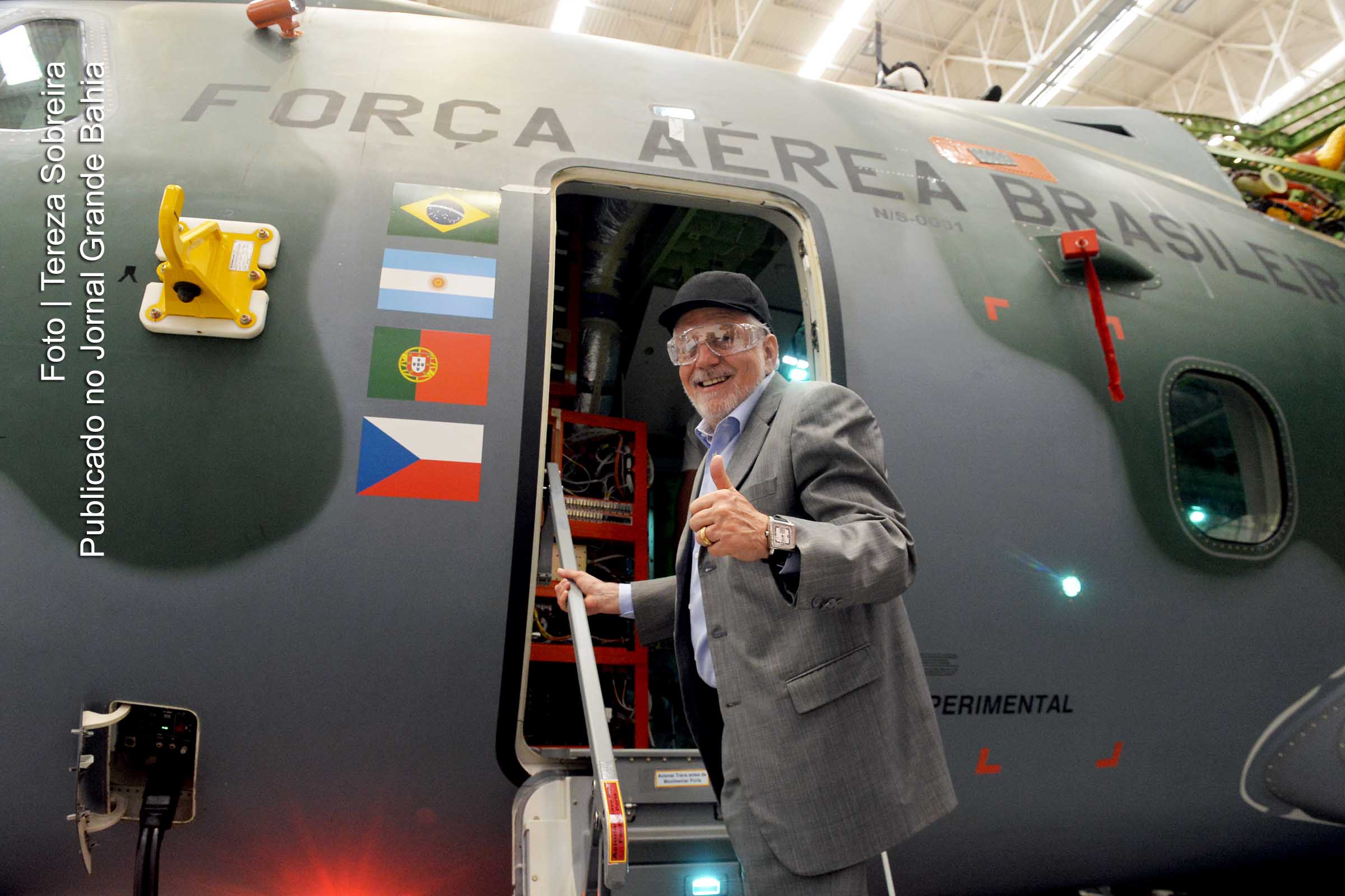Ministro Jaques Wagner em visita às instalações industriais da Embraer.