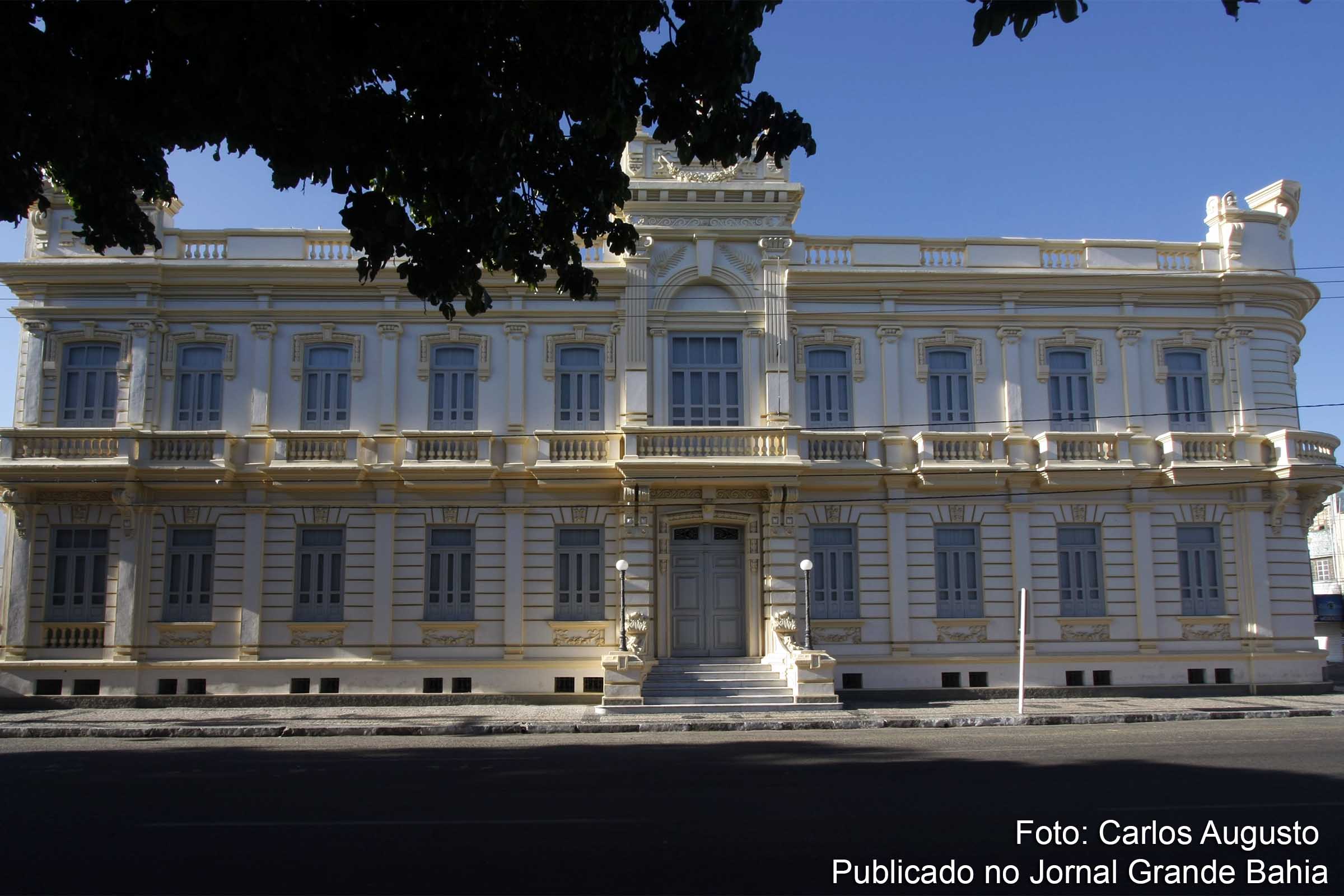 Prefeitura de Feira de Santana recomenda que empresas de ônibus aceitem vale-transporte antigo.