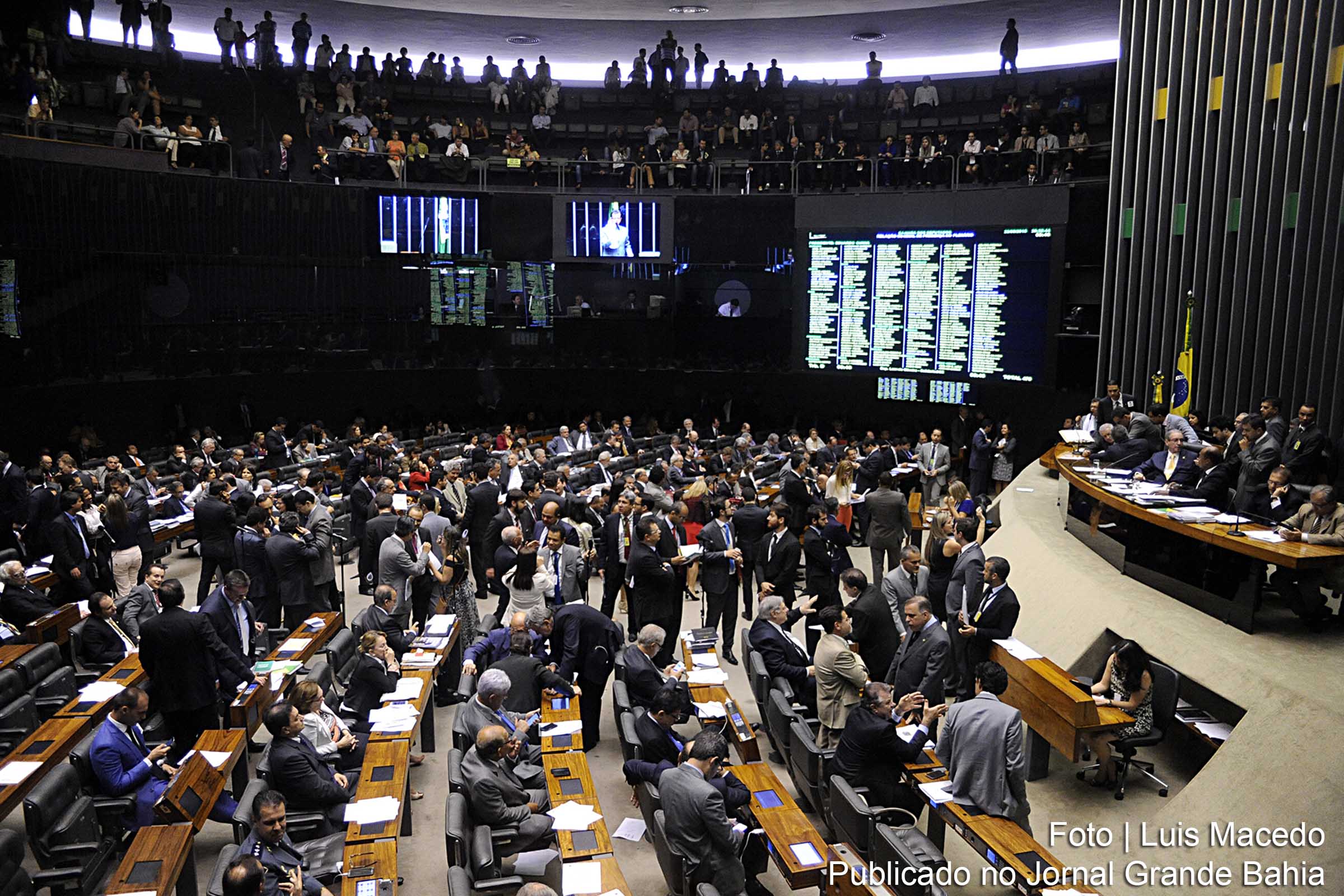 Câmara Federal aprova aposentadoria compulsória aos 75 anos para servidores públicos.
