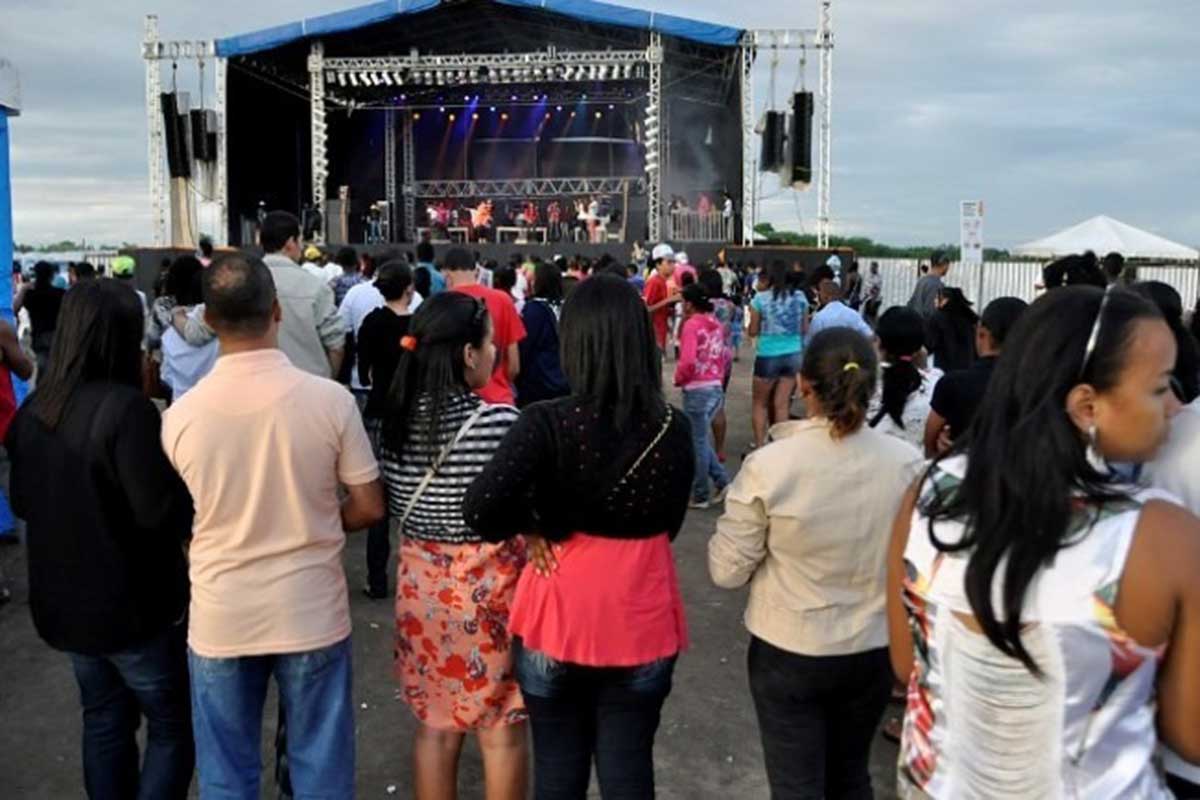Tarde de louvor no Parque de Exposição de Feira de Santana.