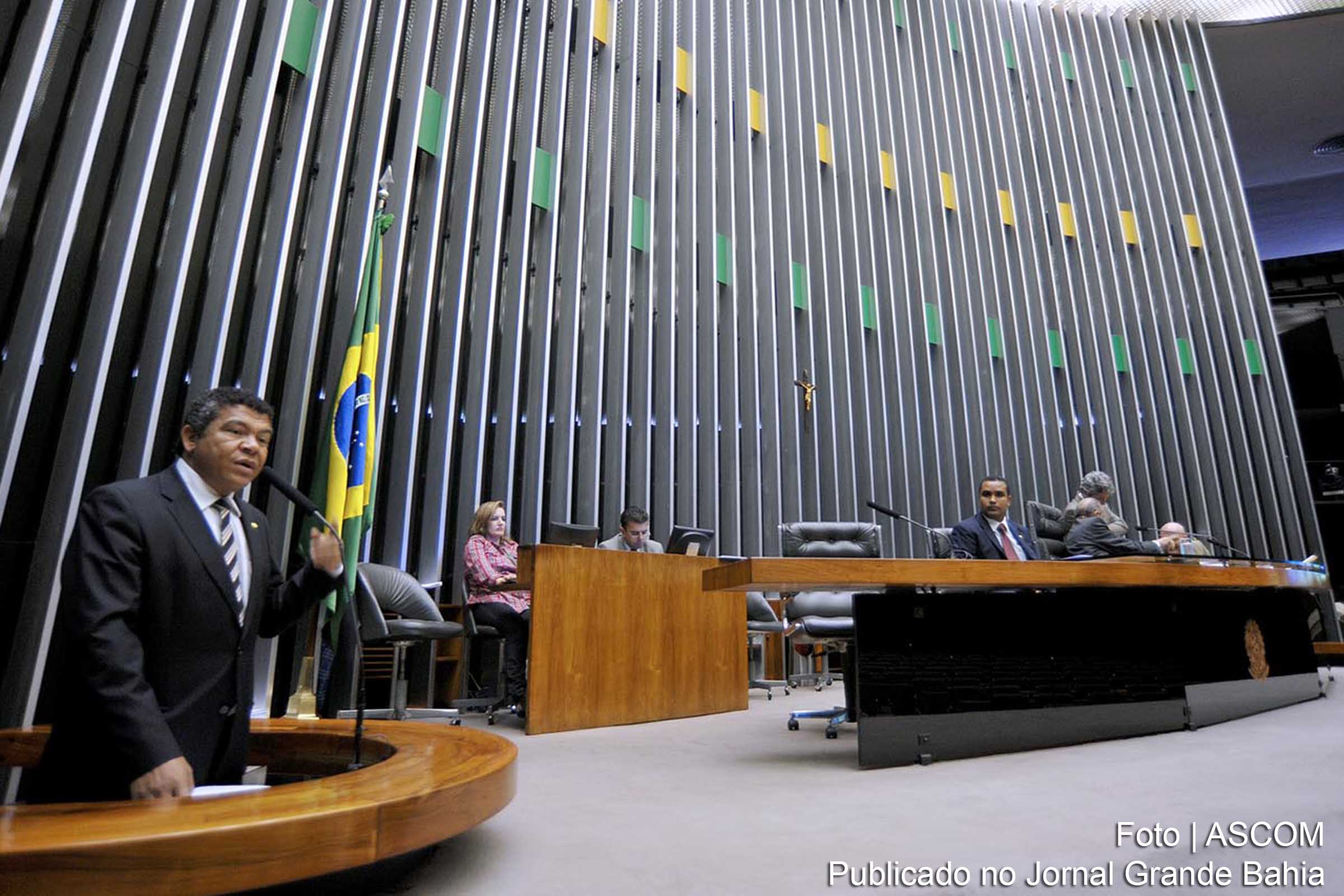 “Não sei se para administrar o Rio de Janeiro ou pelas praias maravilhosas”, ironiza deputado Valmir Assunção sobre viagens de Aécio Neves.