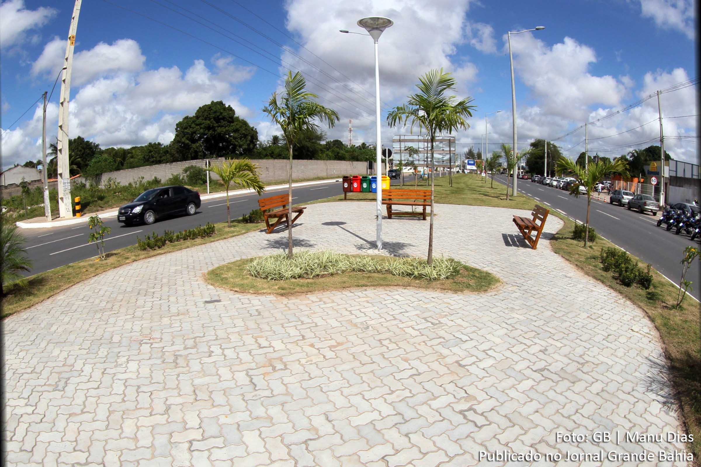 Praça localizada na Avenida Noide Cerqueira em Feira de Santana.