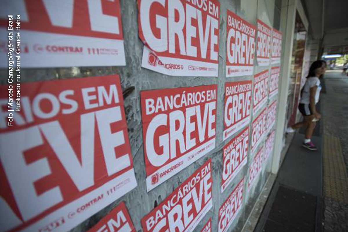 Bancários entram em greve por tempo indeterminado.