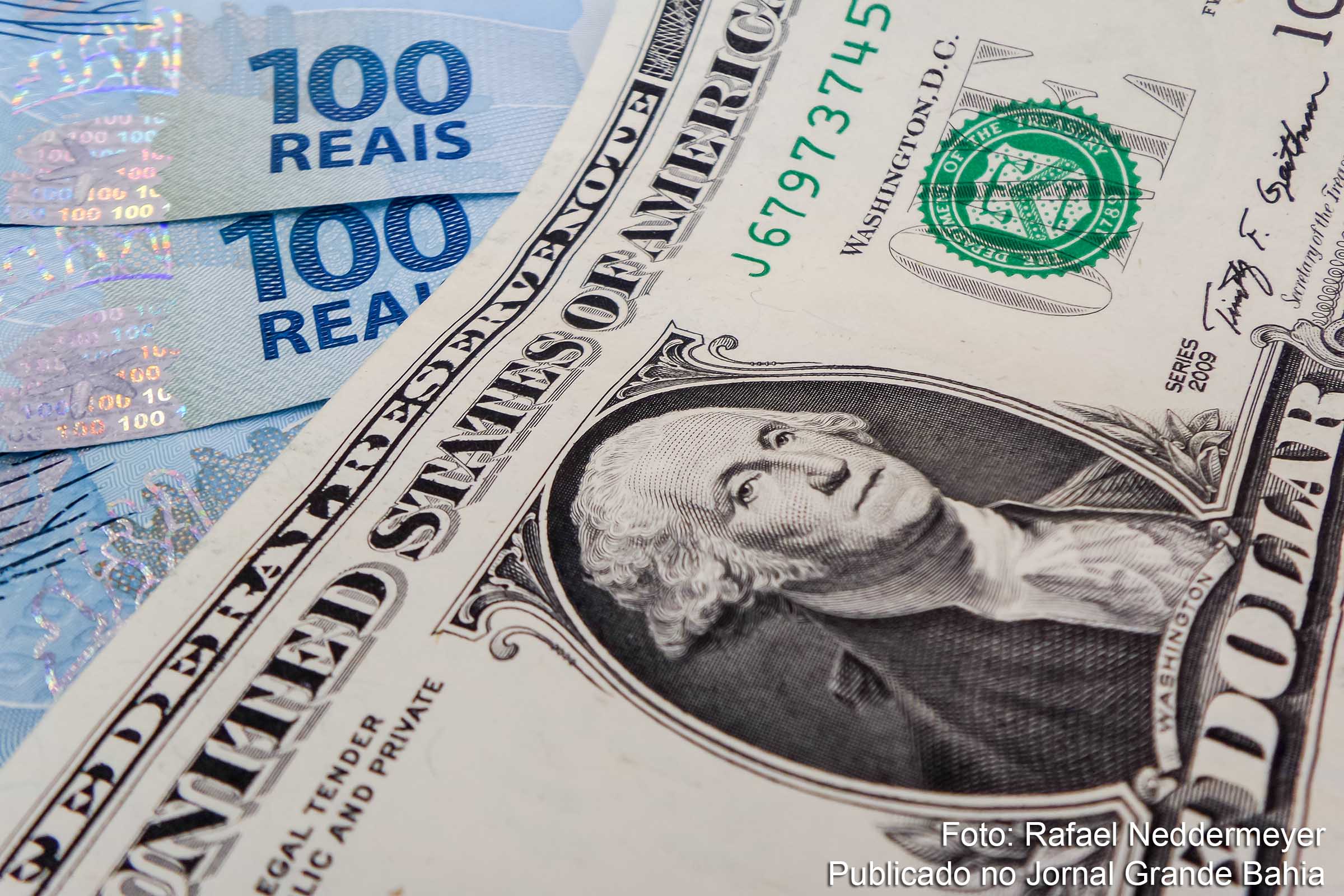 Crise conduz a desvalorização do real em relação ao dólar.