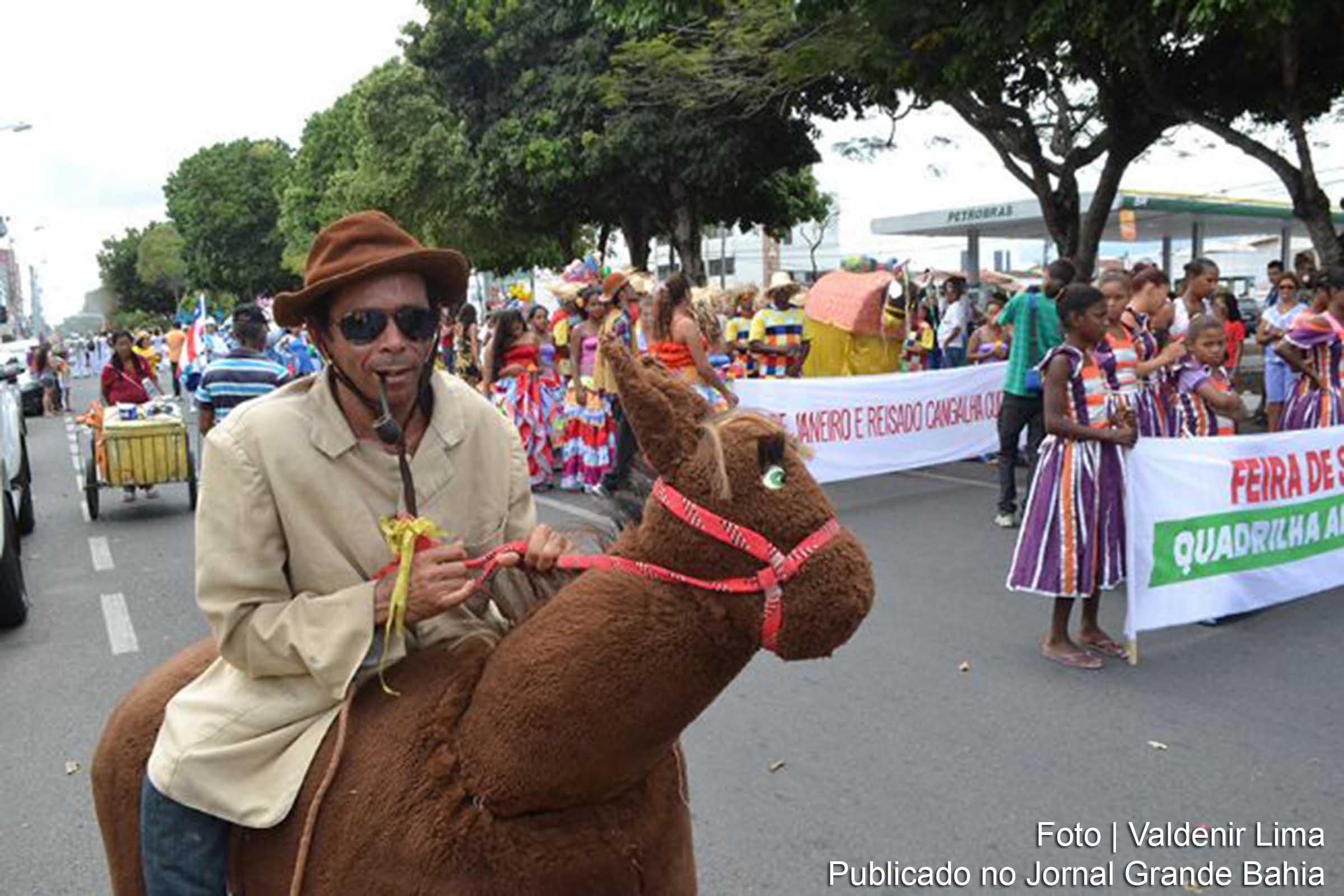 Apresentações da 16ª edição da Caminhada do Folclore ocorreram na Avenida Getúlio Vargas.