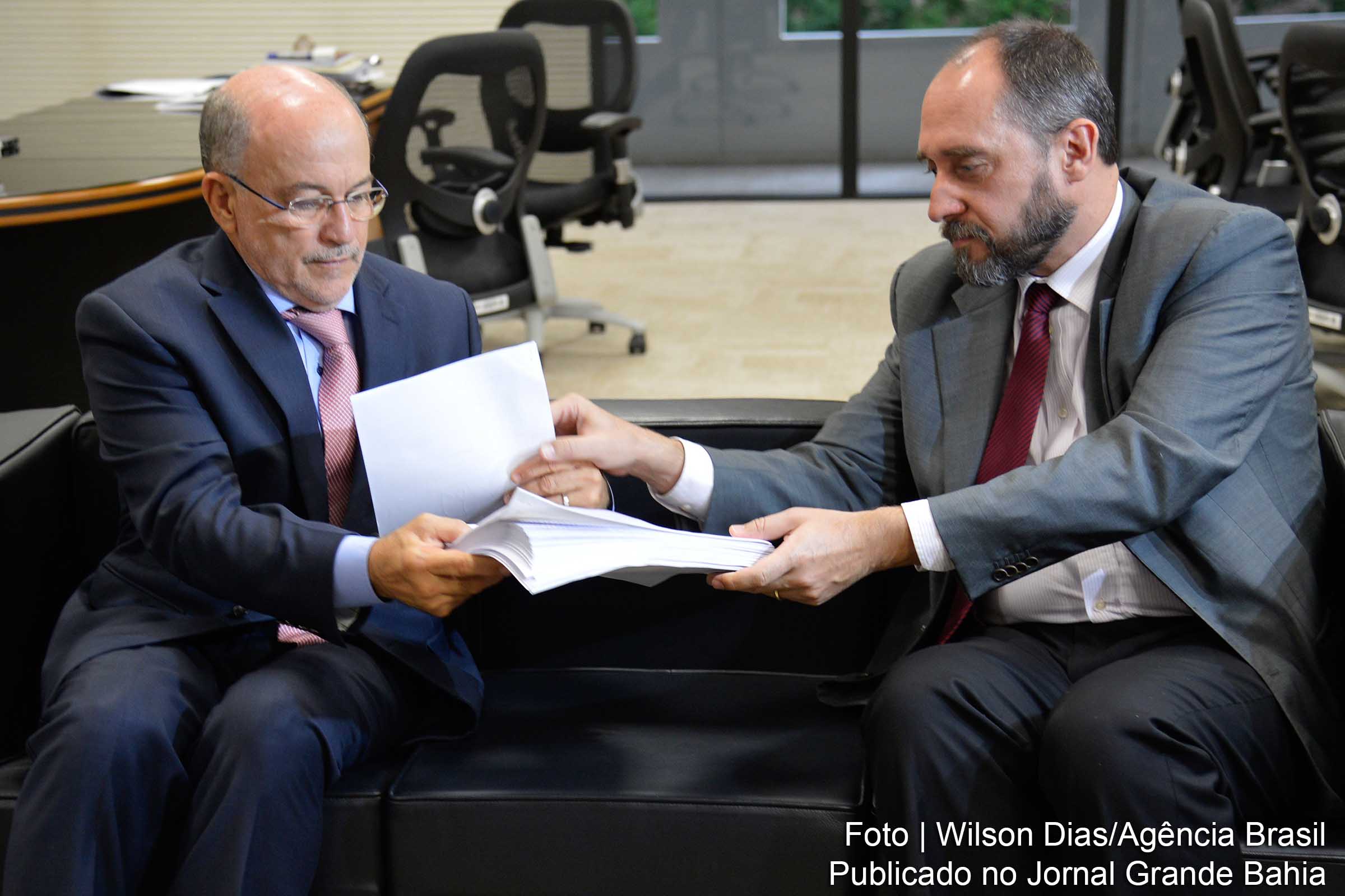Luís Inácio Adams, da AGU, entregou ao presidente do TCU, Aroldo Cedraz,o pedido de arguição de suspeição do relator das contas de 2014 do governo federal, ministro Augusto Nardes.