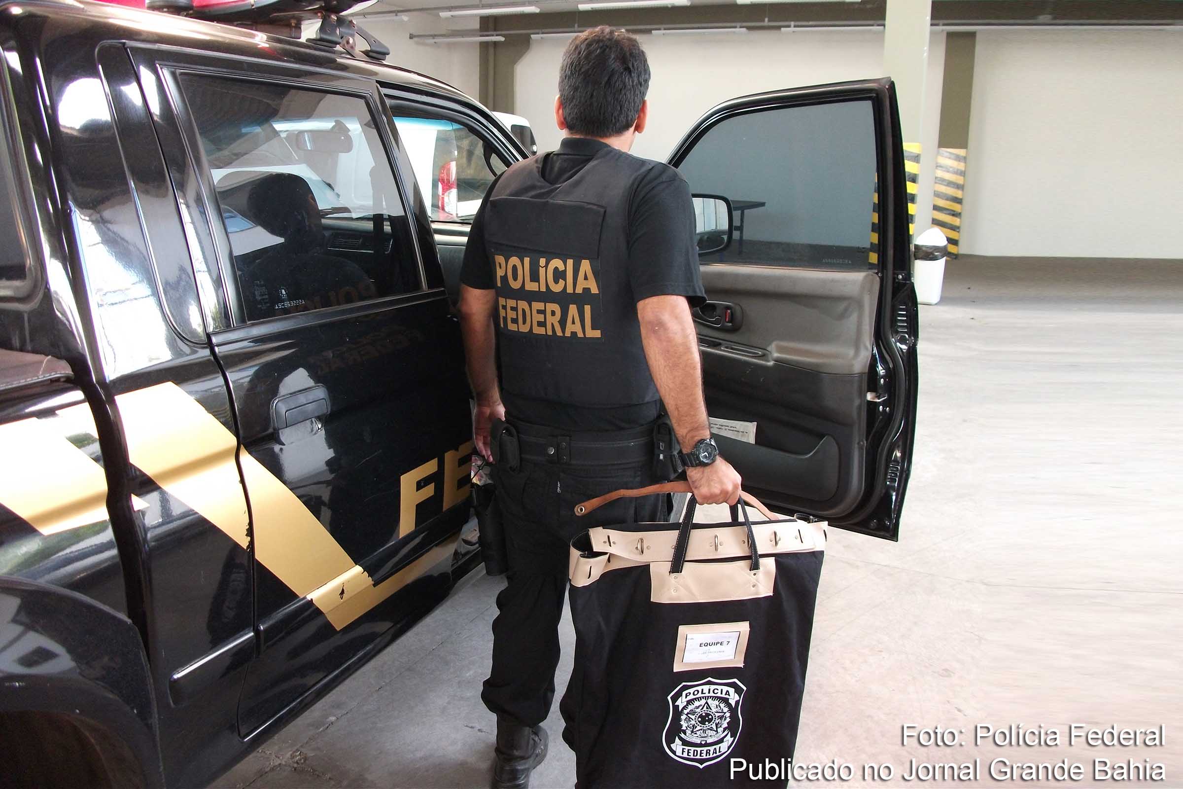 A Polícia Federal cumpre mandado de busca e apreensão no escritório de Luiz Cláudio Lula da Silva, filho do ex-presidente Luiz Inácio Lula da Silva. A ação integra a terceira fase da Operação Zelotes, que investiga um esquema de compra de medidas provisórias para favorecer montadoras de veículos.