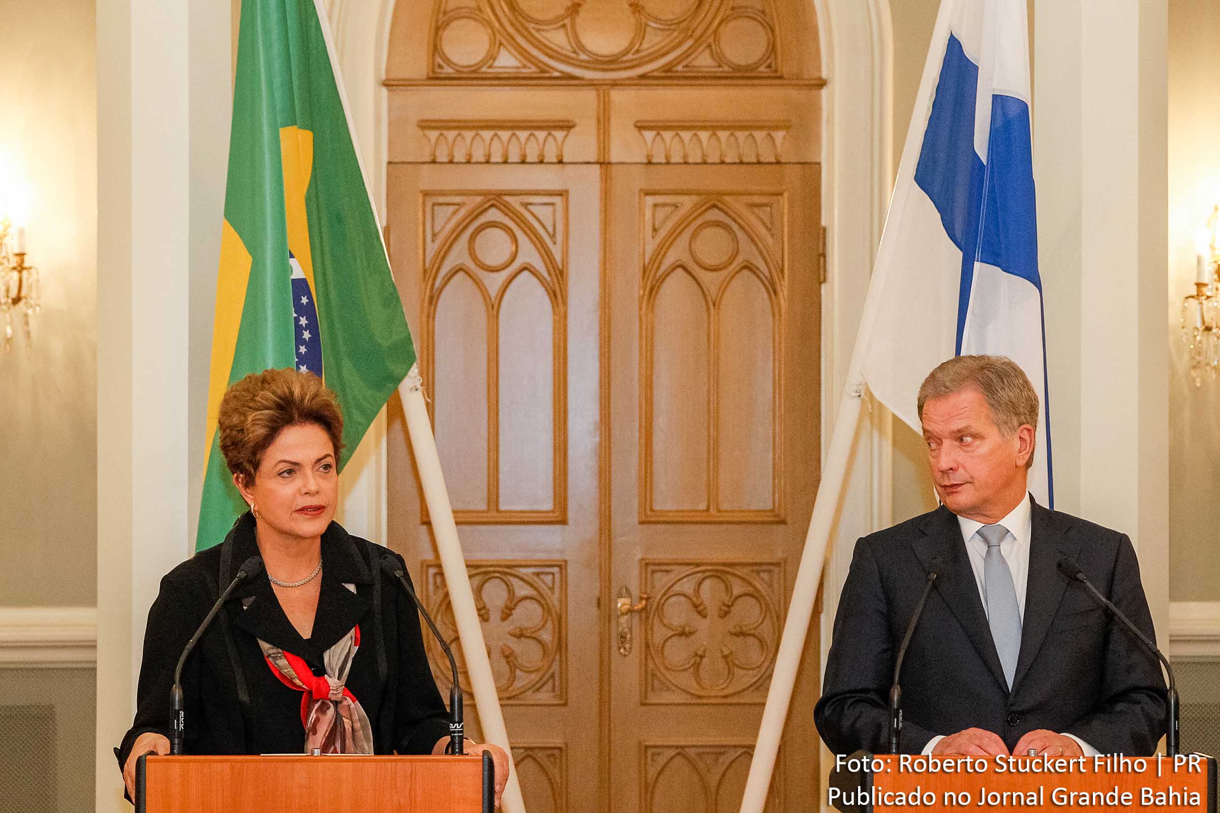 A presidenta Dilma Rousseff disse hoje (20) que o seu governo não está envolvido em esquema de corrupção e evitou comentar declaração feita ontem pelo presidente da Câmara, Eduardo Cunha, de que o governo brasileiro está envolvido no maior escândalo de corrupção no mundo. Presidenta Dilma Rousseff e o presidente da República da Finlândia, Sauli Niinistö, posam para foto oficial.