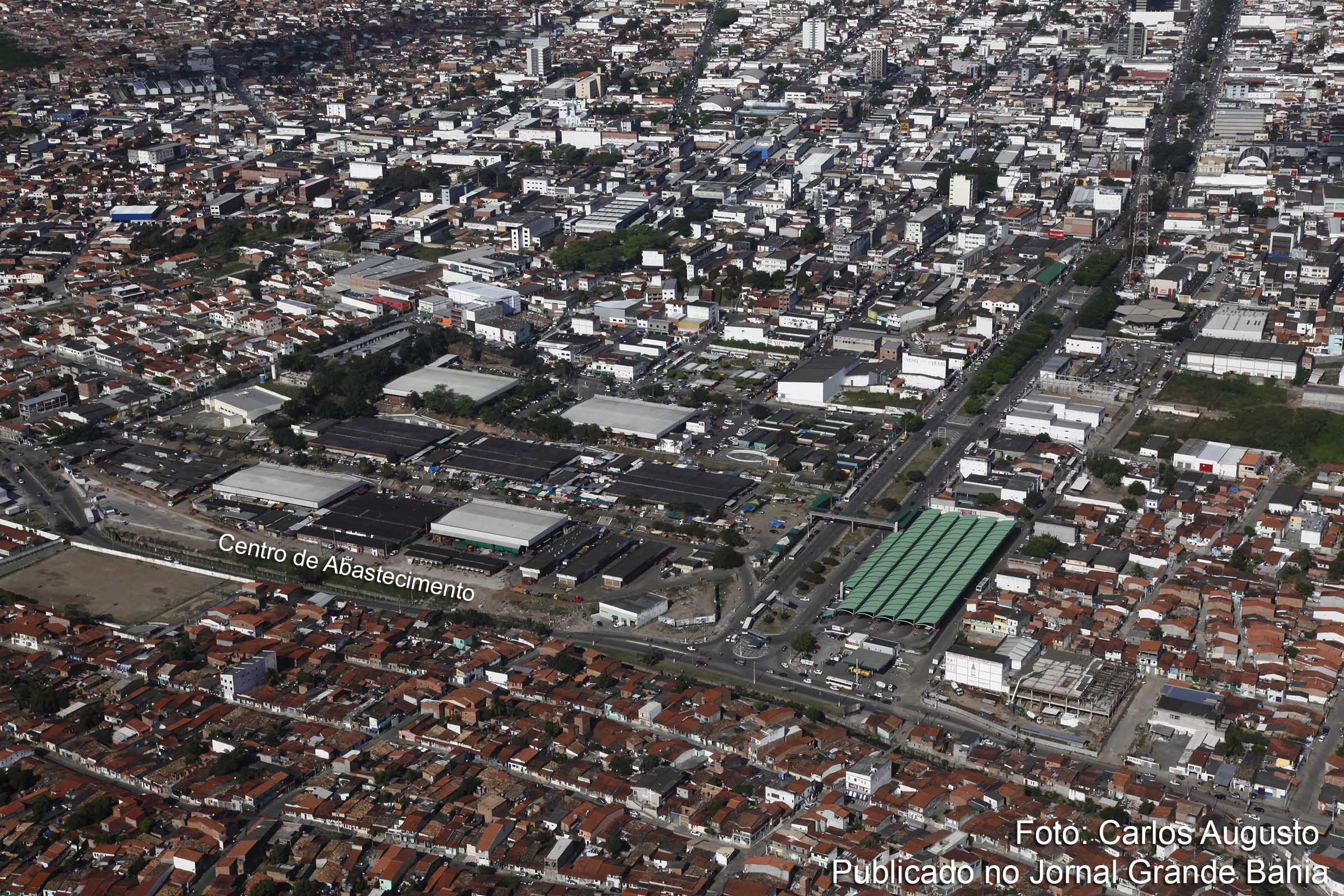 Vista aérea do Centro de Abastecimento de Feira de Santana. Área em frente a Avenida Olímpio Vital foi destinada para construção do Centro Comercial Popular (Shopping Popular).