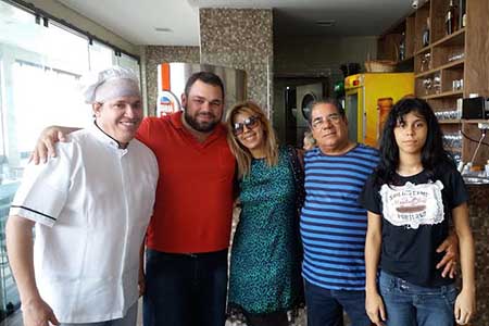 - O restaurateur Fernando Silva e o chef Vagner Albuquerque fizeram uma festa gastronômica no Vitrô para Kika Larangeira, este jornalista e família.