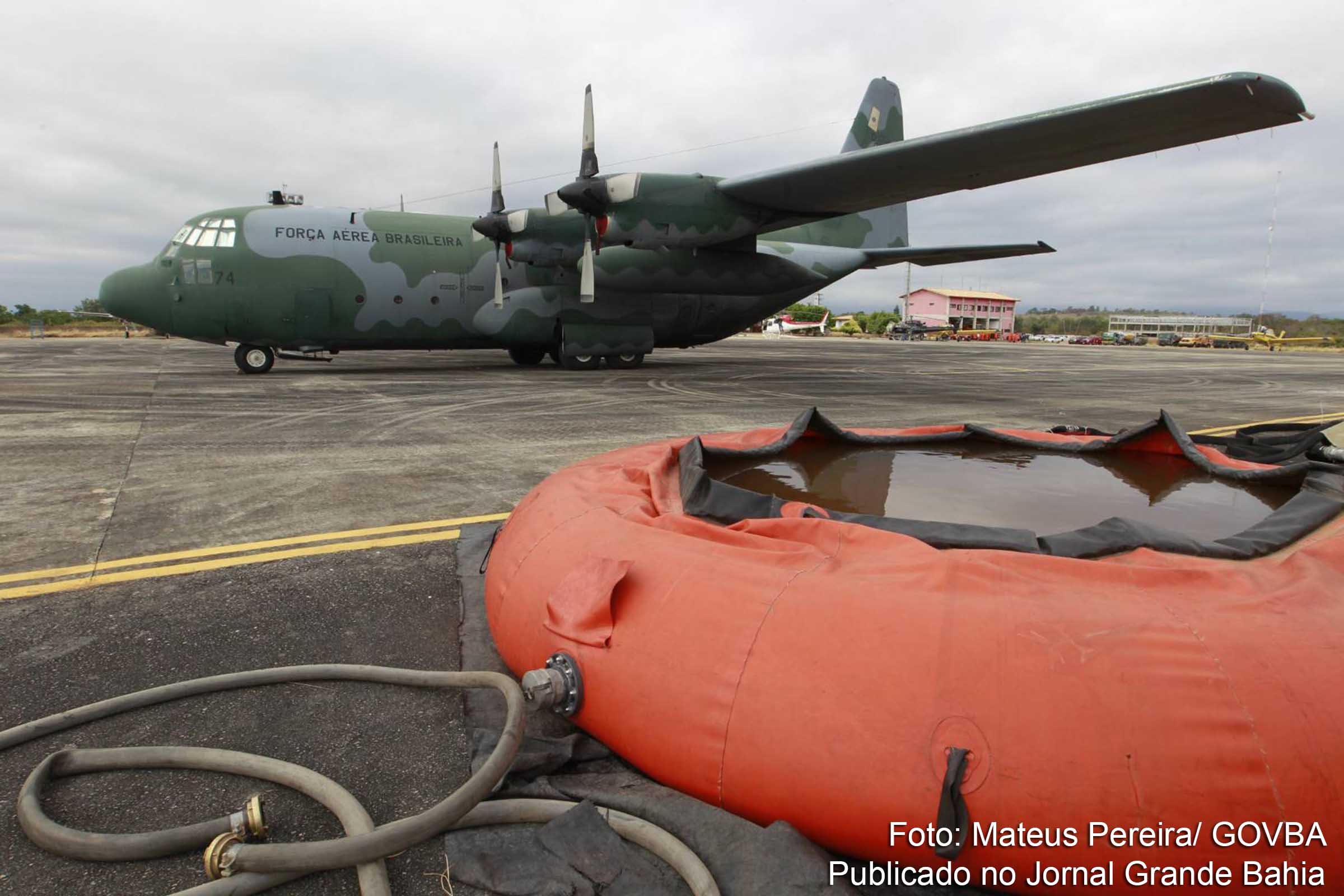 Aeronave C-130 Hércules pousou em Lençóis com 20 toneladas de equipamentos. Procedimento instaurado em 16 de novembro de 2015 provocou ICMBio, Ibama e Secretaria do Meio Ambiente no Estado da Bahia buscando informações sobre providências adotadas para extinguir o fogo da Chapa Diamantina.