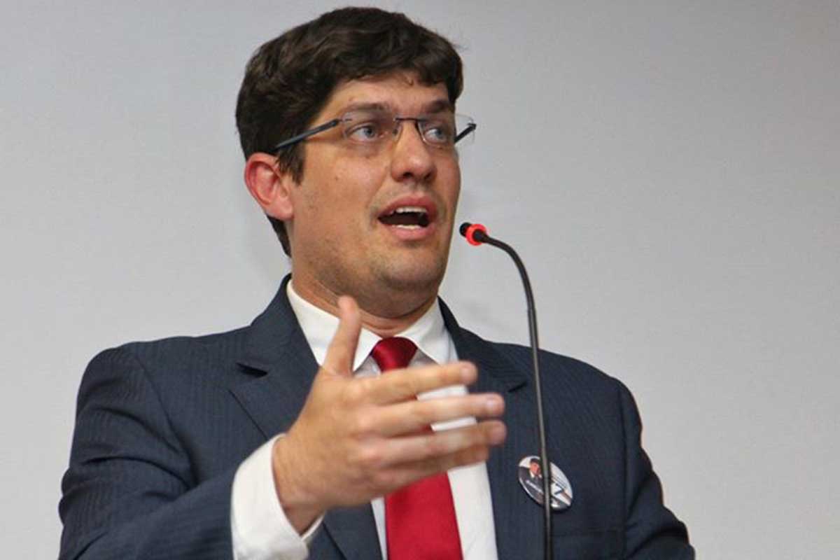 Carlos Rátis classificou a ausência de Luiz Viana como um desrespeito à Faculdade de Direito da UFBA e aos estudantes; outros candidatos também criticaram a ausência do atual gestor da OAB-BA.
