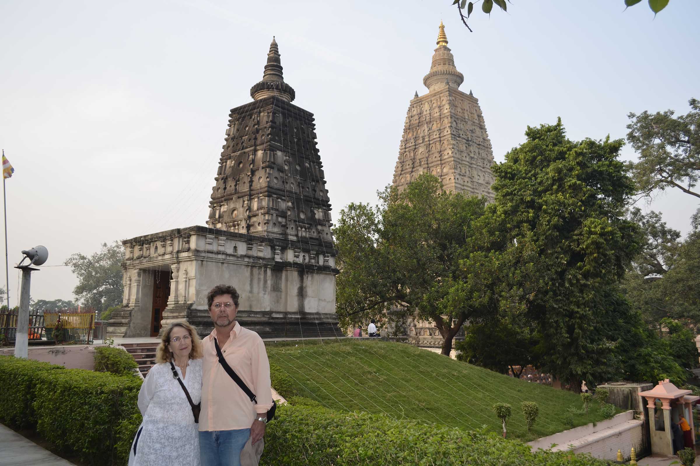 Cecília Maringoni e Juarez Duarte Bomfim em Bodhgaya, o lugar onde Buda Gautama se iluminou.