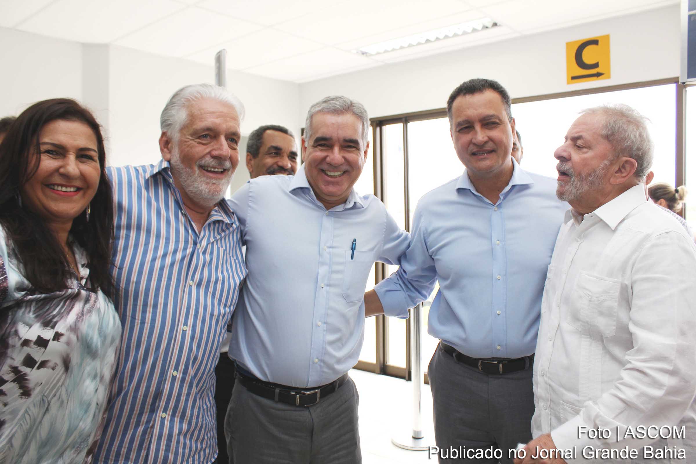 Eliana Boaventura, Jaques Wagner, Zé Neto, Rui Costa e Lula, durante encontro no aeroporto de Feira de Santana.