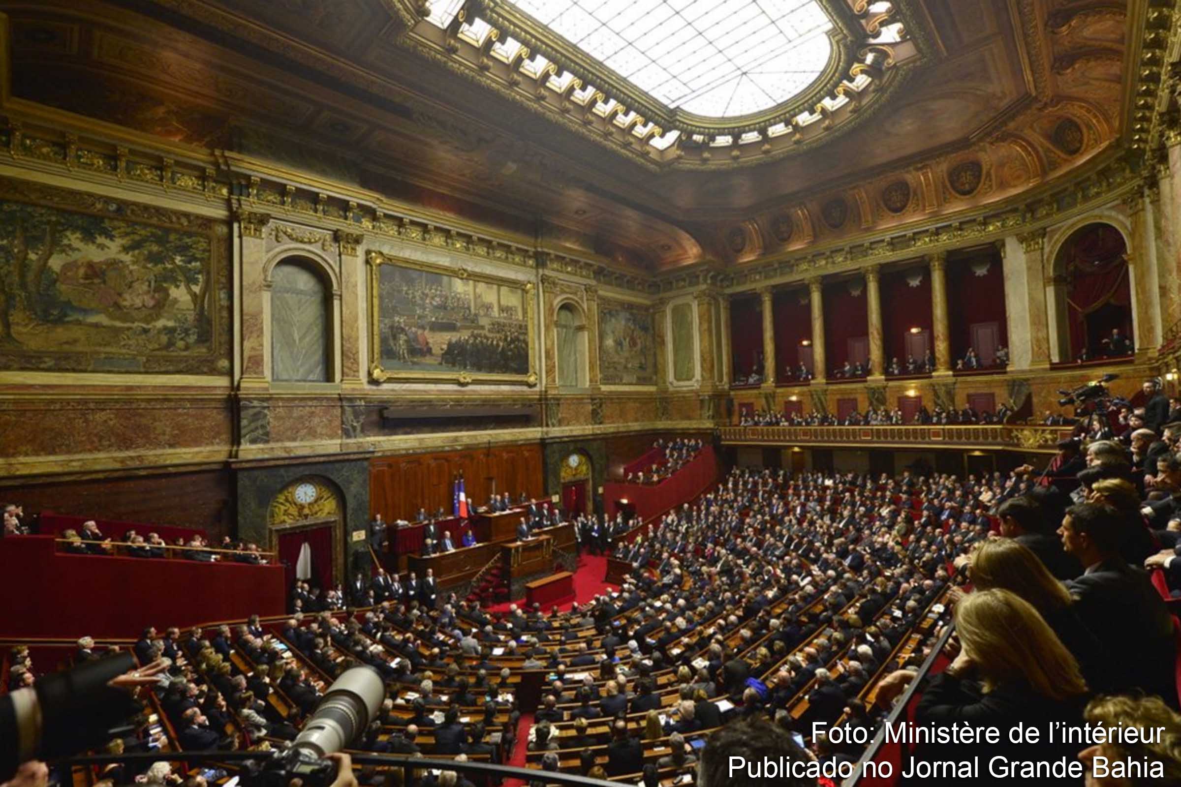Presidente François Hollande diz que França “está em guerra” e anuncia medidas antiterror