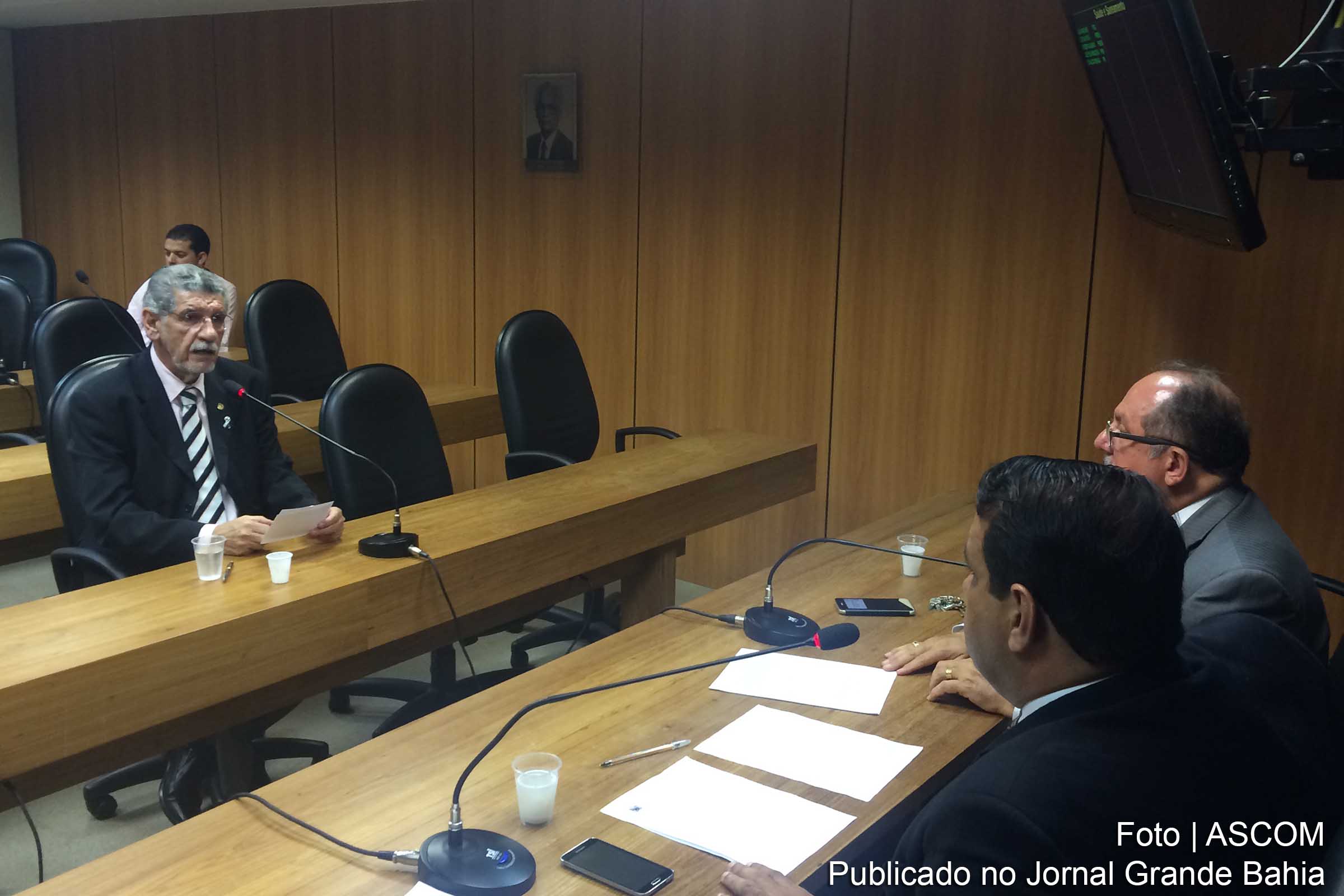 Deputado Herzem Gusmão cobra explicações sobre abandono de prédio.