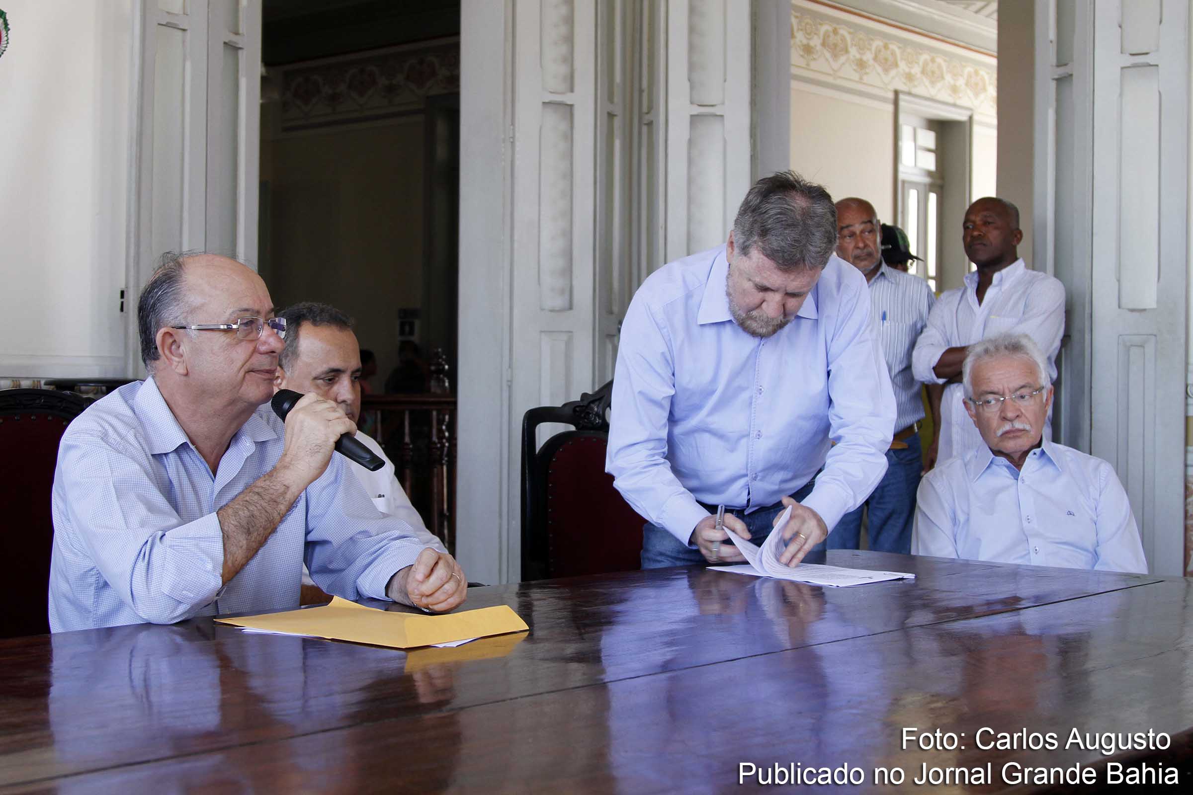 Prefeito José Ronaldo de Carvalho participou da solenidade de assinatura do contrato para elaboração do Plano de Mobilidade Urbana.