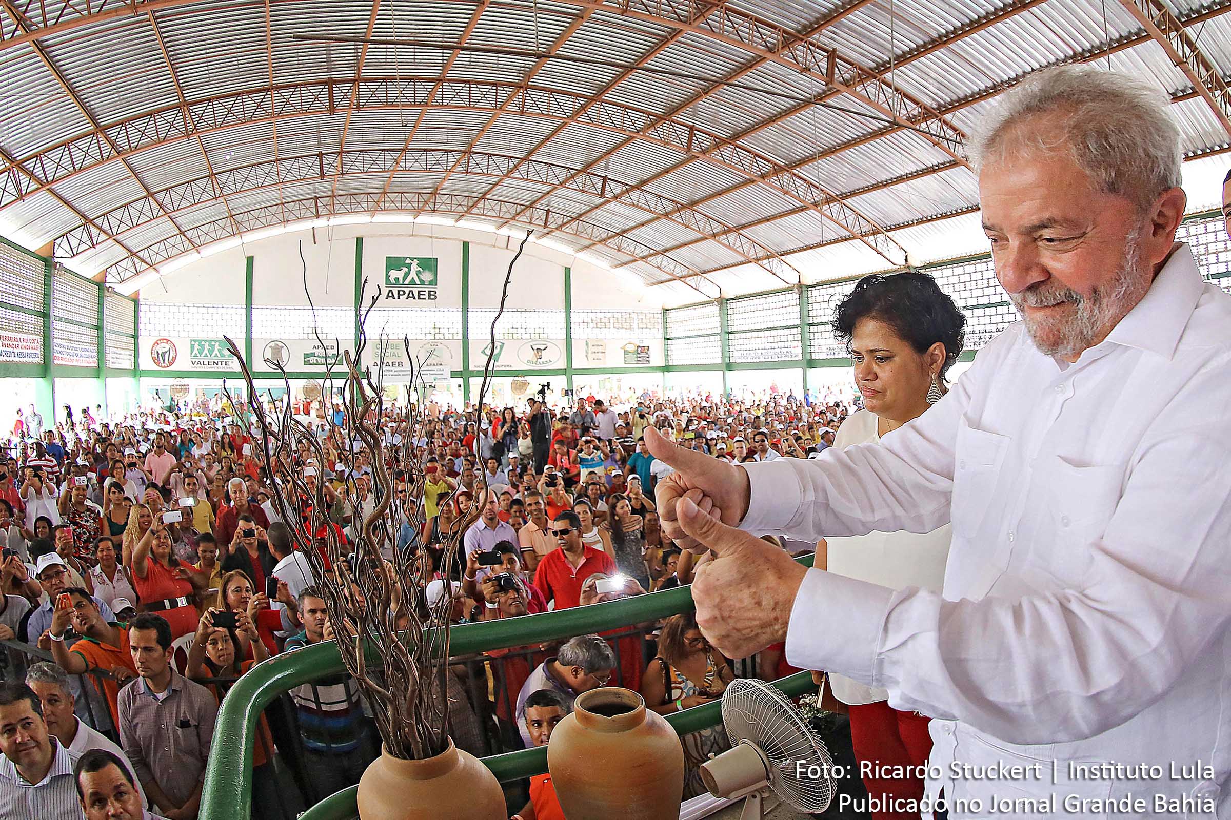 Lula: "Apesar das manchetes negativas, este país trabalha".