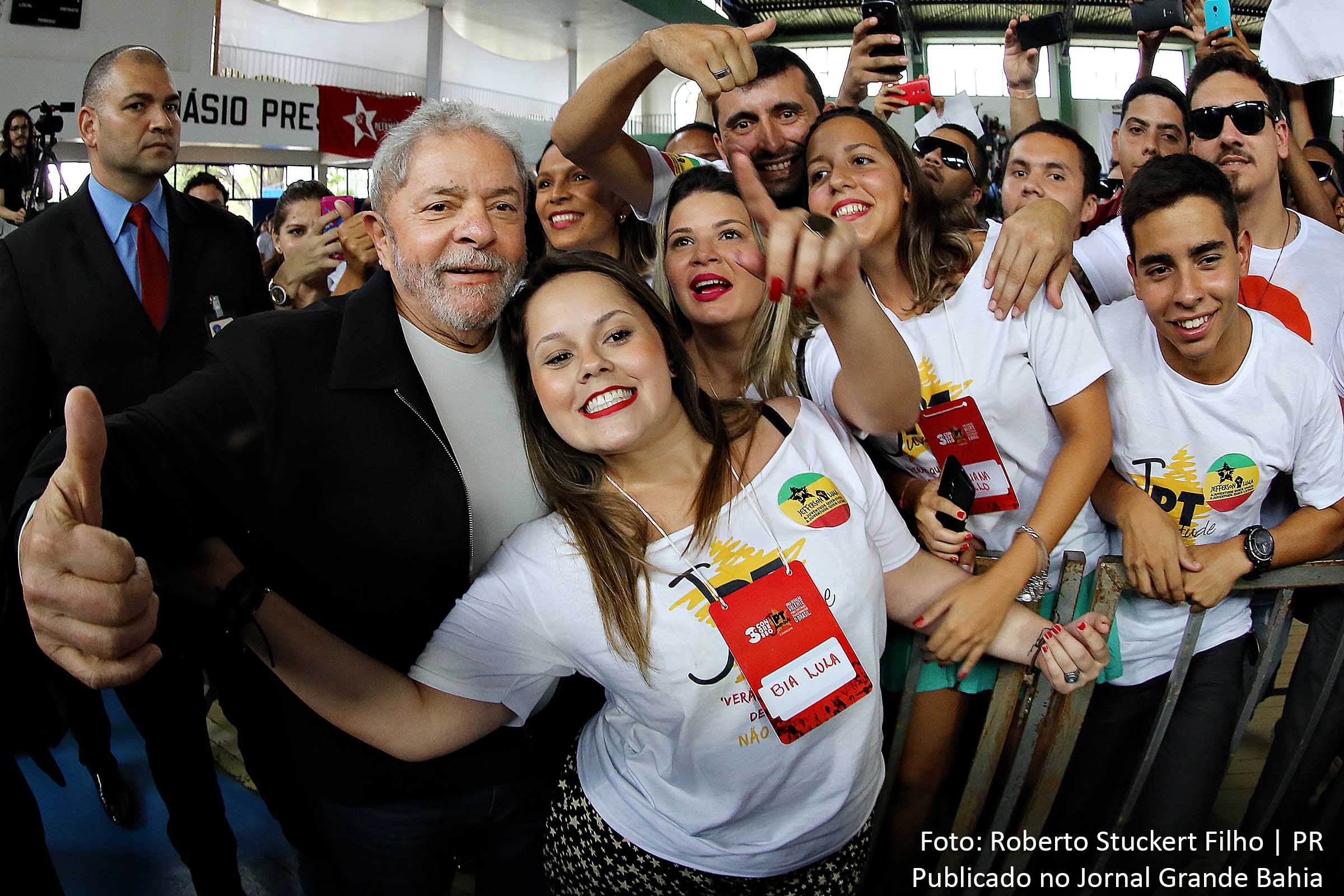 Lula: “O PT não está acabado, como a mídia fala, e a prova disso é a juventude petista que está aqui hoje. Temos um papel importante na defesa do nosso partido e do nosso governo. Um governo de sonho que foi conquistado com as nossas lutas”.