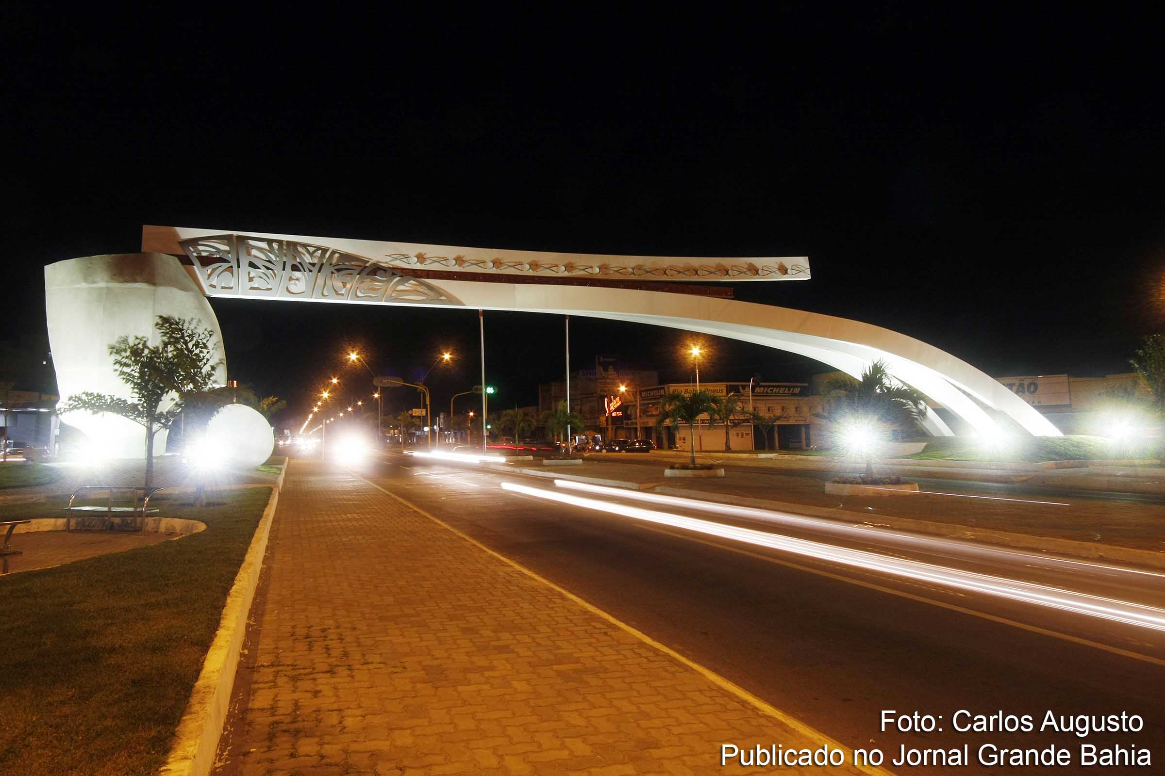 Praça Jackson do Amauri, Monumento ao Caminhoneiro, Feira de Santana. Feira de Santana é âncora por oferecer toda a estrutura para atender as cidades circunvizinhas que recebem turistas durante suas festas.