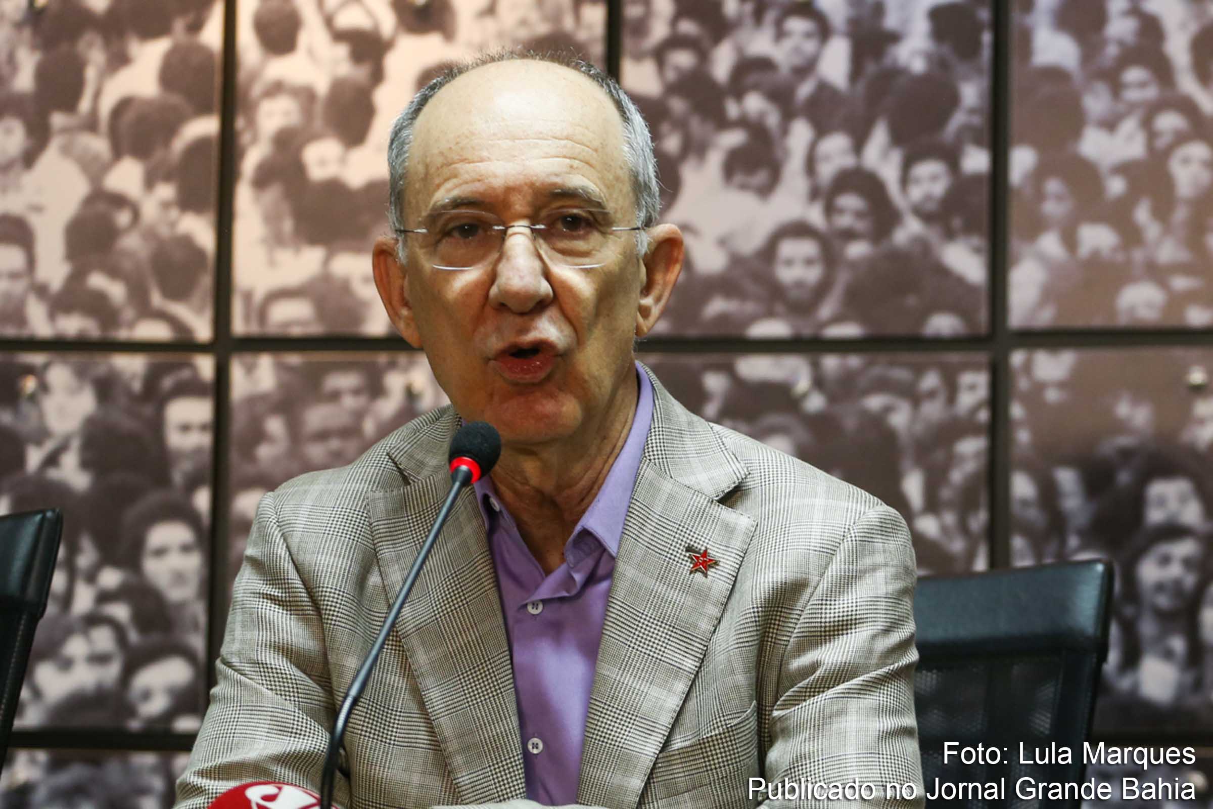 Presidente do Partido dos Trabalhadores, Rui Falcão, defende saída de José Dirceu da agremiação.