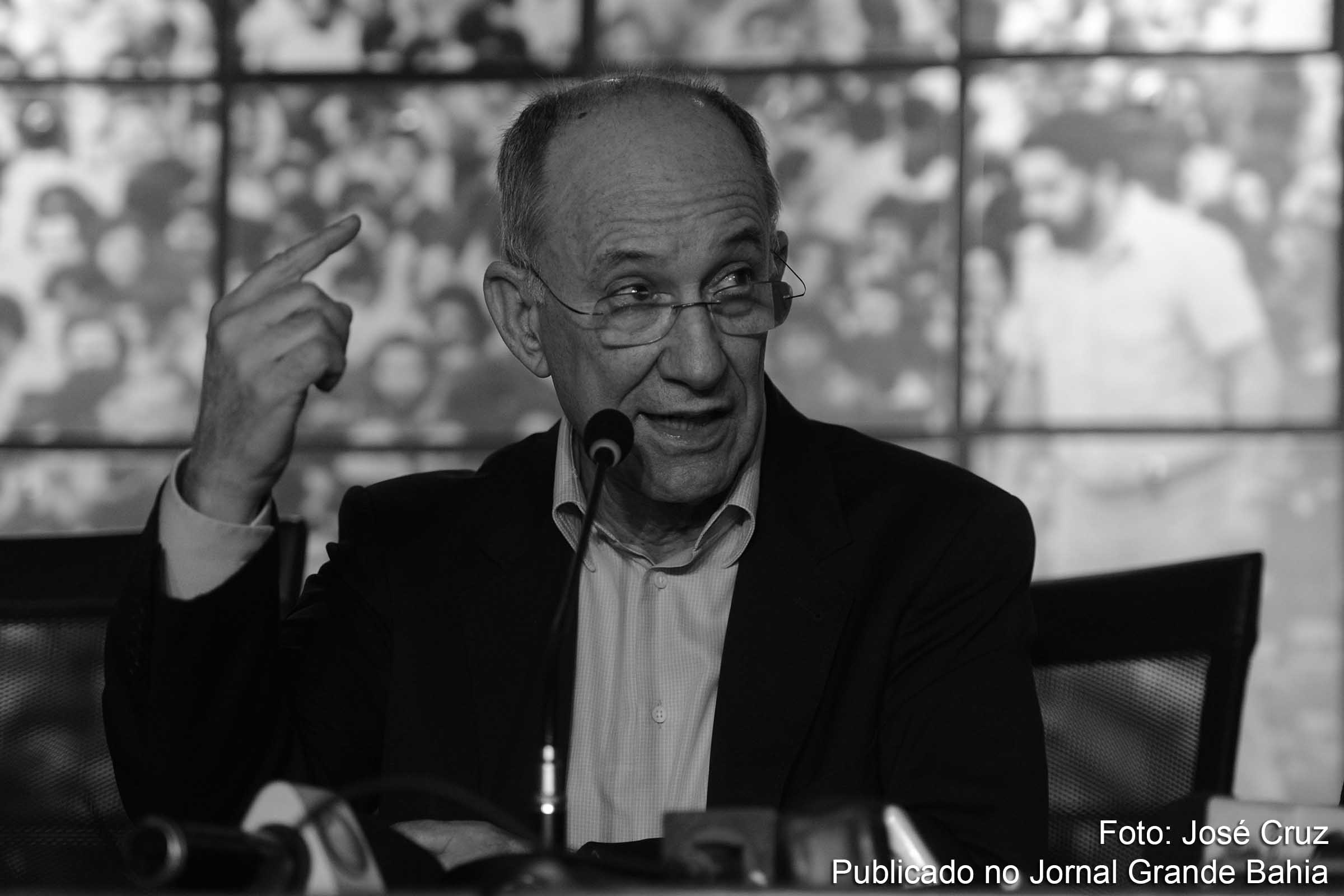 Rui Falcão: "ataques visam a proscrever e barrar o PT em 2018.".