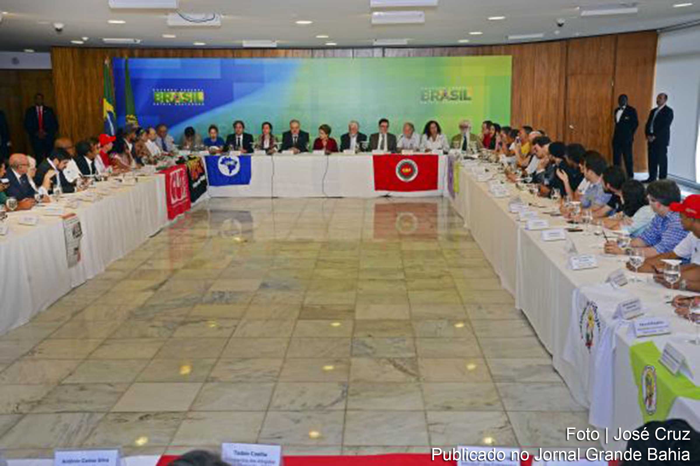 A presidenta Dilma Rousseff e ministros recebem representantes da Frente Brasil Popular no Palácio do Planalto.
