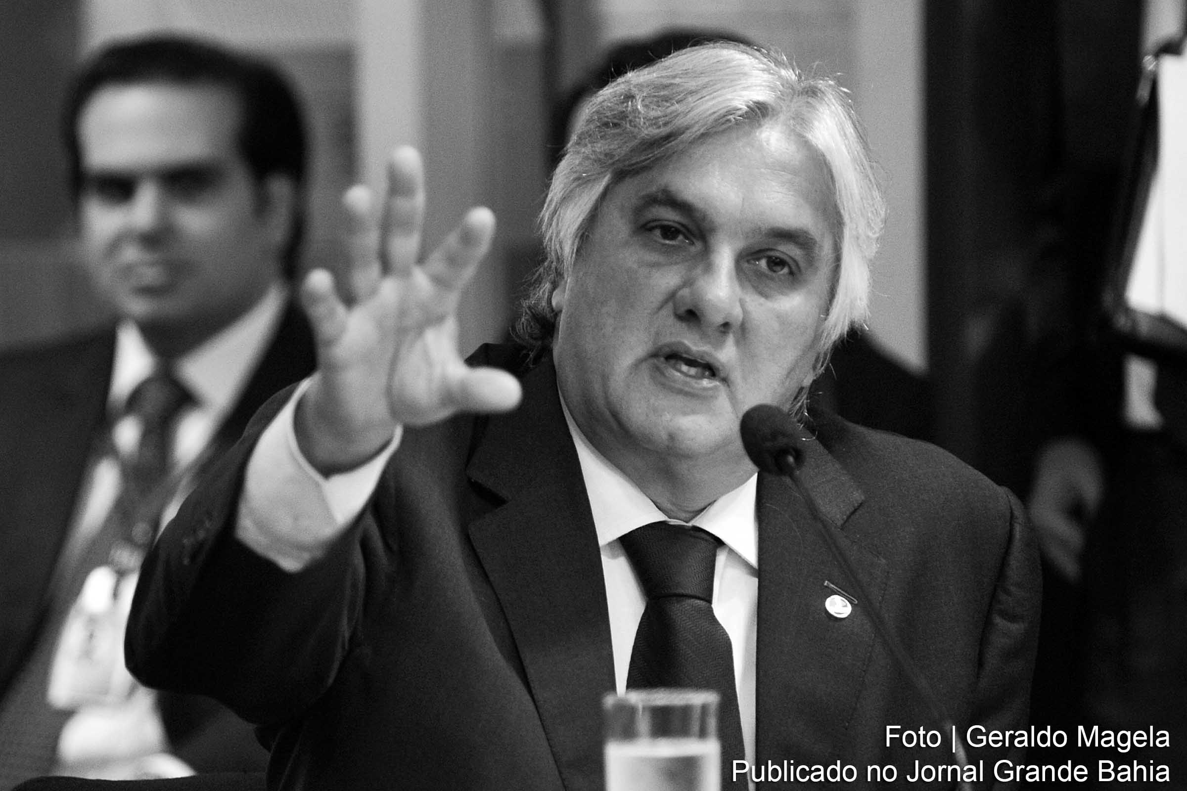 A Polícia Federal (PF) prendeu no dia 25 de novembro de 2015 o líder do governo no Senado, Delcídio do Amaral (PT-MS), em Brasília. O senador foi detido no hotel Golden Tulip, onde mora em Brasília. A prisão está relacionada às investigações da Operação Lava Jato.
