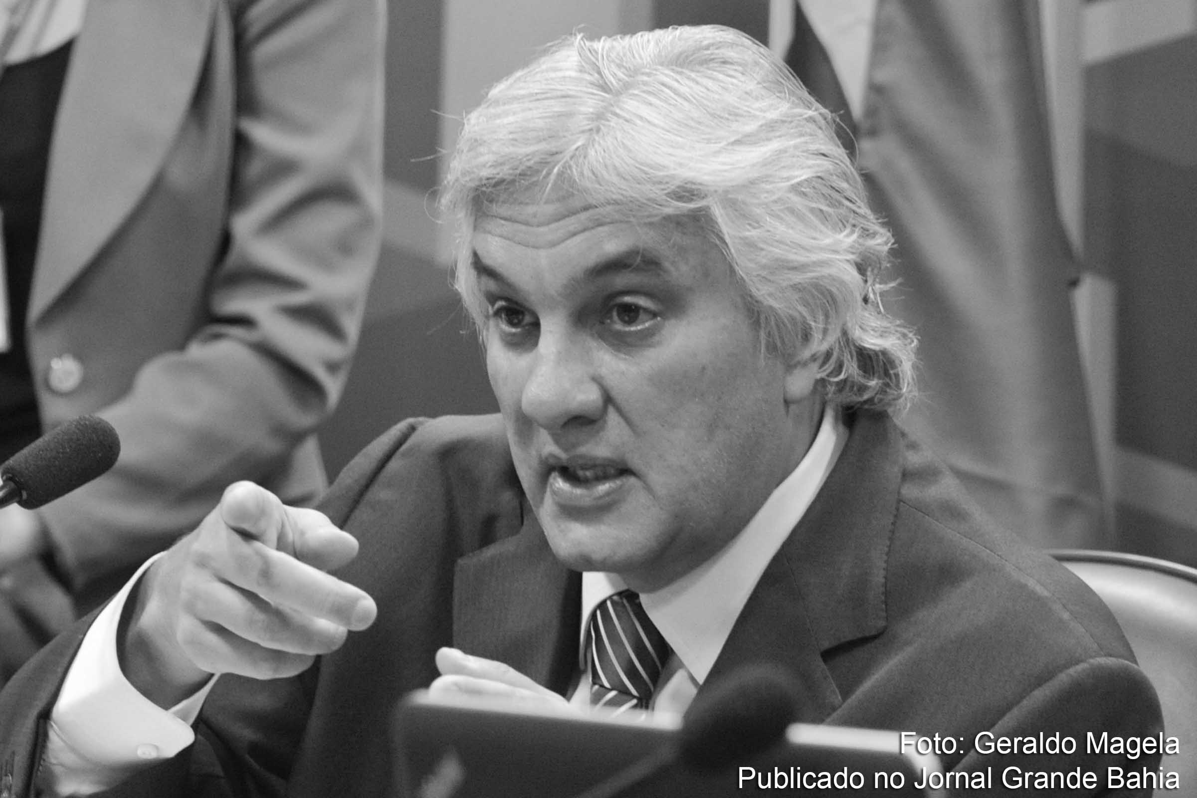 Senador Delcídio do Amaral é transferido para Batalhão de Trânsito da Polícia Militar em Brasília.