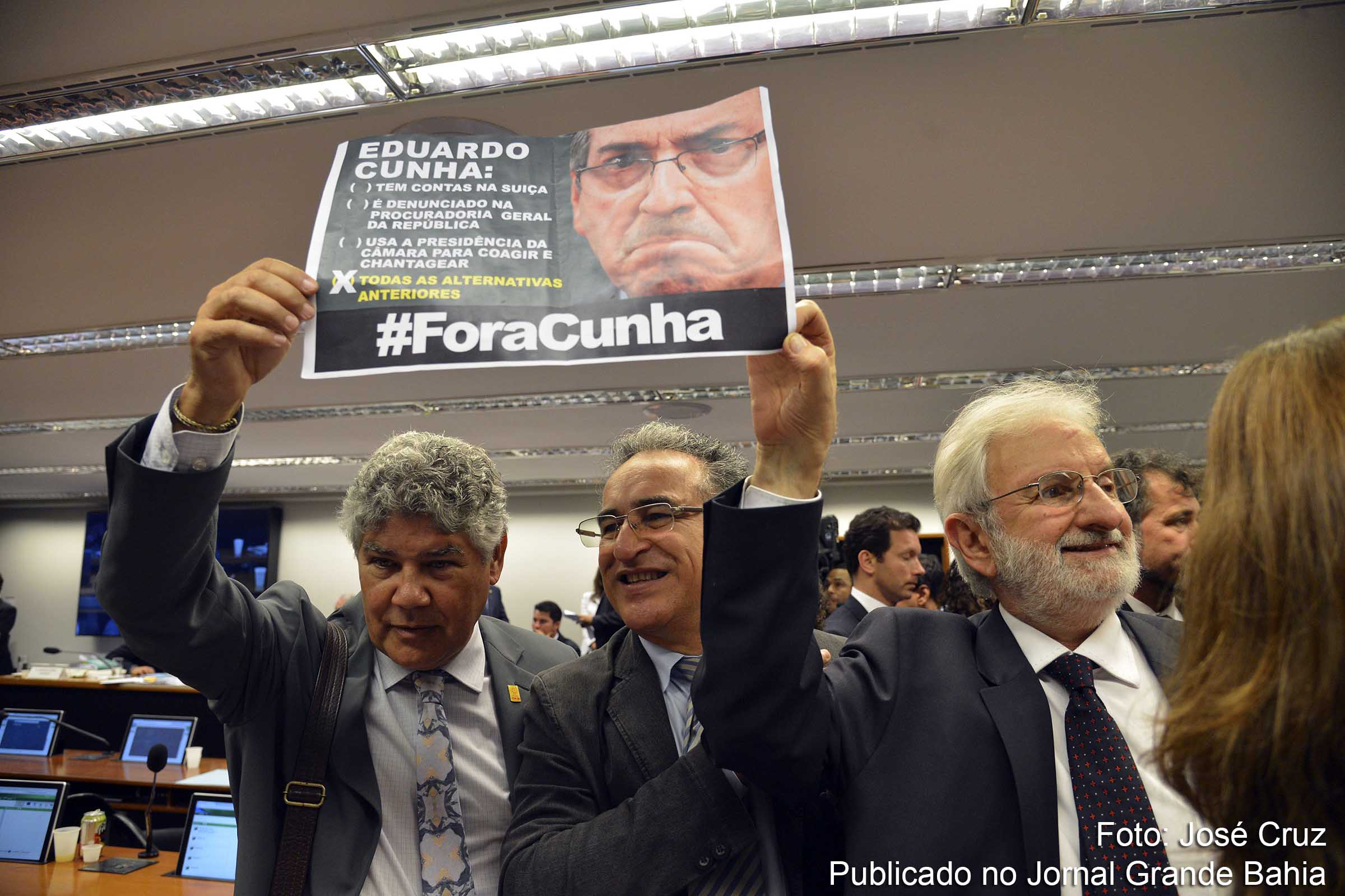 Deputados do Conselho de Ética comemoram abertura de processo contra Eduardo Cunha.