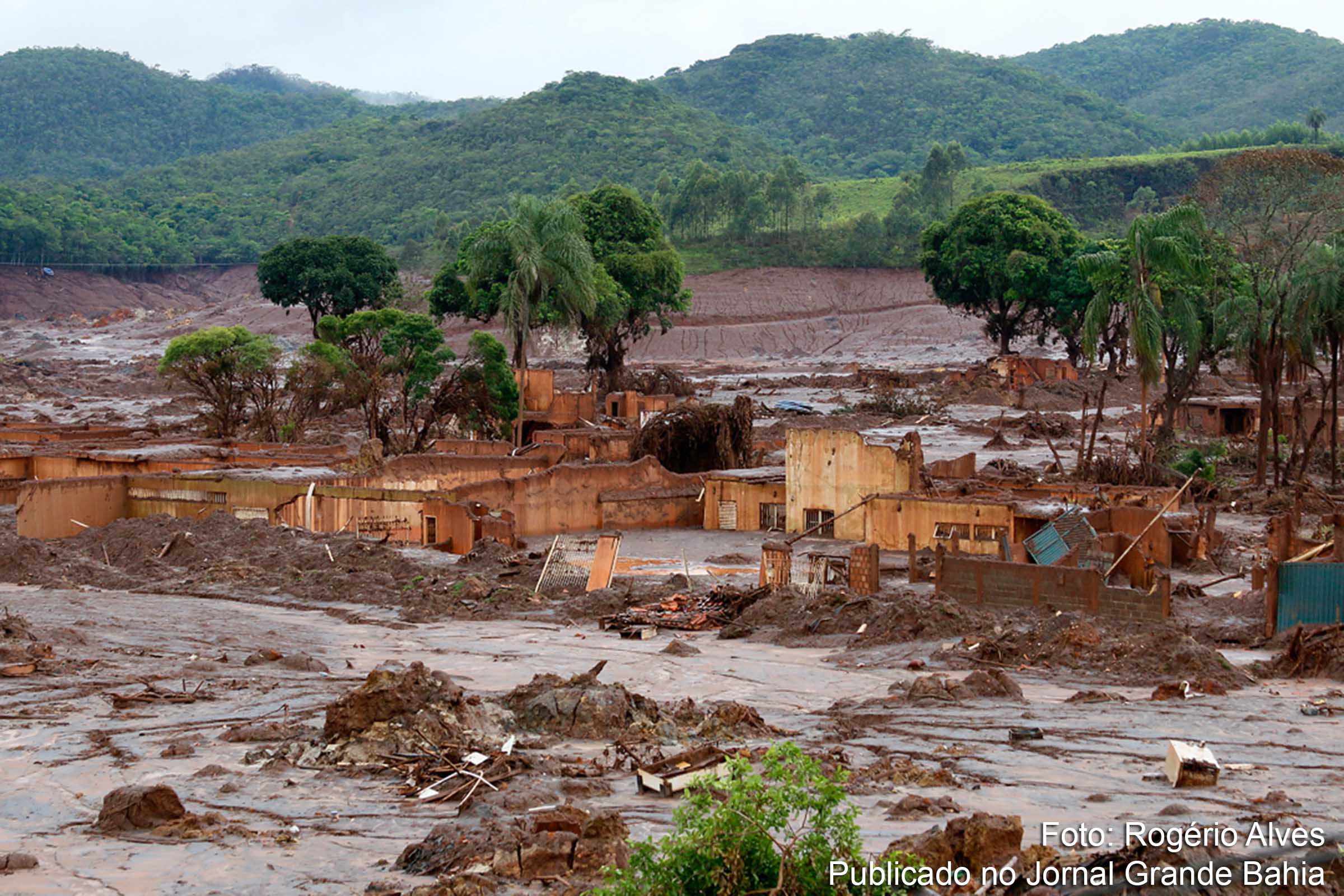 Distrito de Bento Rodrigues, Município de Mariana, Minas Gerais, alguns dias após rompimento da barragem da Mineradora Samarco. O rompimento da barragem de rejeitos da mineradora Samarco, cujos donos são a Vale a anglo-australiana BHP, causou uma enxurrada de lama que inundou várias casas no distrito de Bento Rodrigues, em Mariana, na Região Central de Minas Gerais. Inicialmente, a mineradora havia afirmado que duas barragens haviam se rompido, de Fundão e Santarém. No dia 16 de novembro, a Samarco confirmou que apenas a barragem de Fundão se rompeu.