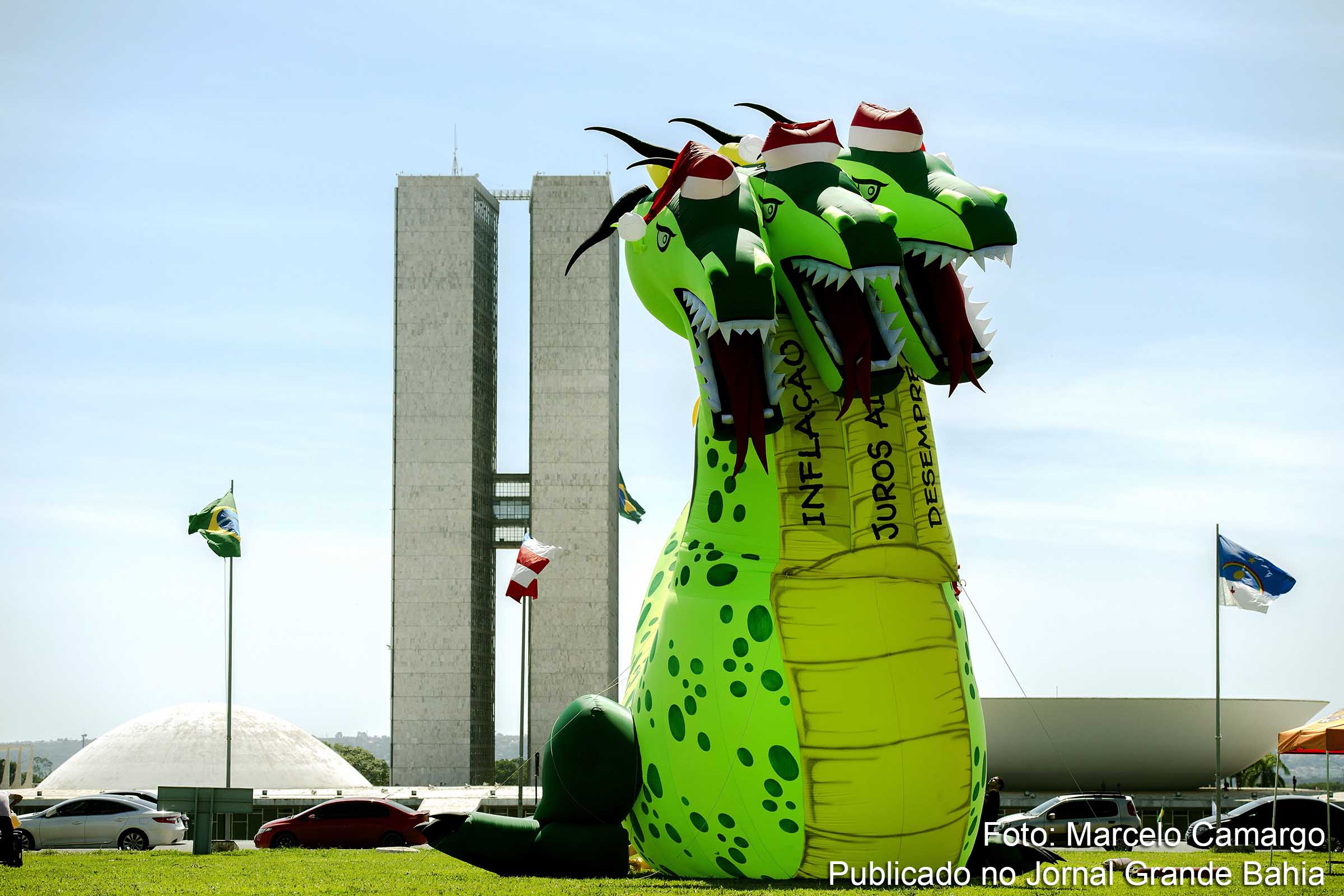 Dragão inflado em frente ao Congresso Nacional simboliza inflação, juros altos e desemprego.