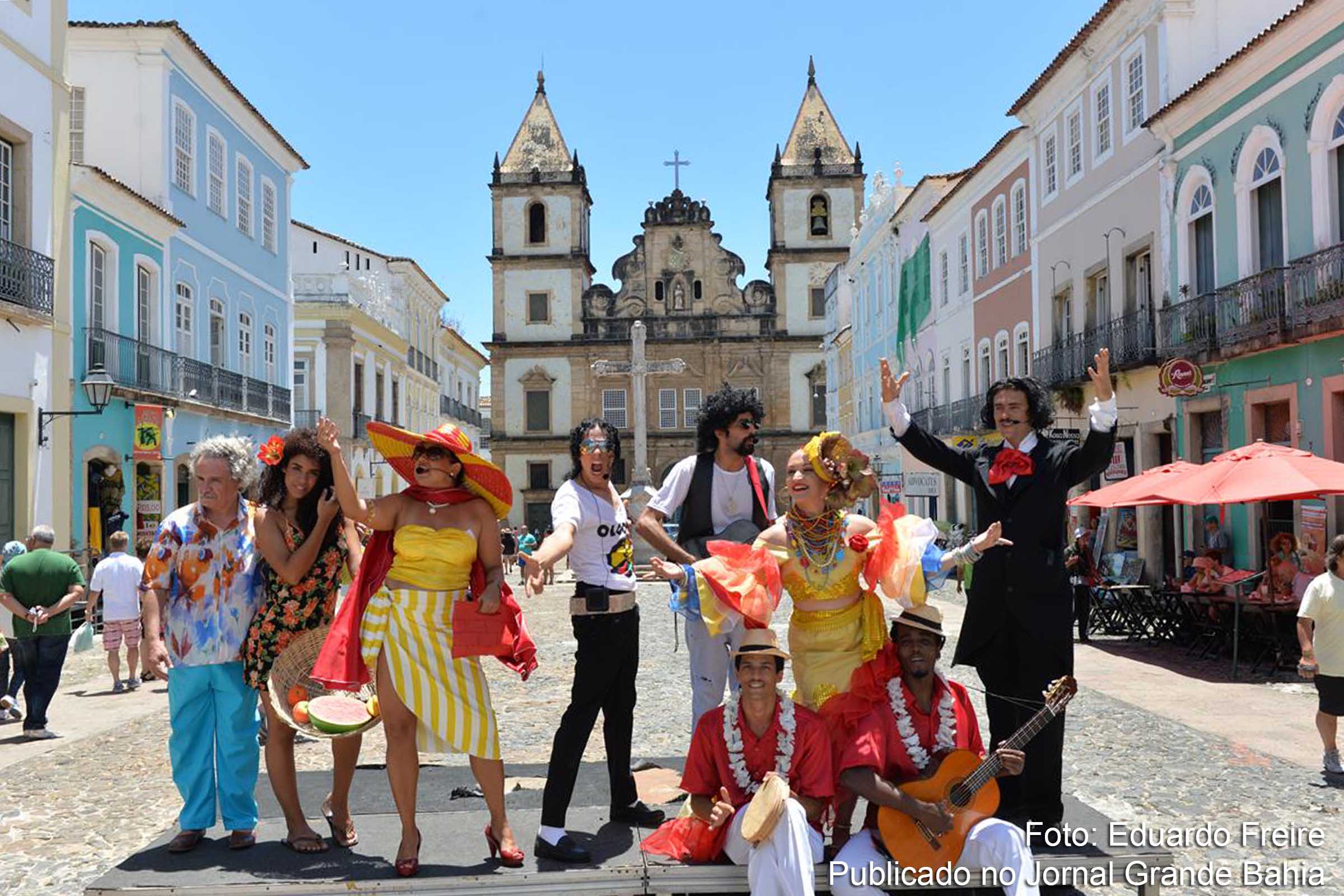 Em Salvador, atores fantasiados de personagens clássicos da literatura brasileira, recepcionam turistas. No Terreiro de Jesus. Tieta dá o ar da sua graça, conta sua história e passa a integrar a turma, indo ao encontro de Raul Seixas em uma das ruas do Pelourinho. Cantando trechos de suas músicas, Raul conduz a comitiva até a bela Gabriela cor de cravo e canela. Jorge, o Amado, em frente à sua casa – a Fundação Jorge Amado – é anunciado pelo cortejo, convida Dona Flor e seus dois maridos, onde seguem todos ao encontro de Michael Jackson na Ladeira do Pelourinho, ao som da percussão com músicas do Olodum. Todos os personagens, juntos, encerram a ação em uma grande festa musical.
