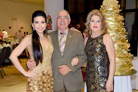 A aniversariante da semana, a médica de expressão Analuzia Moscoso com seus pais Nelson Jose de Carvalho e Sandra (Flash Kin Kin).