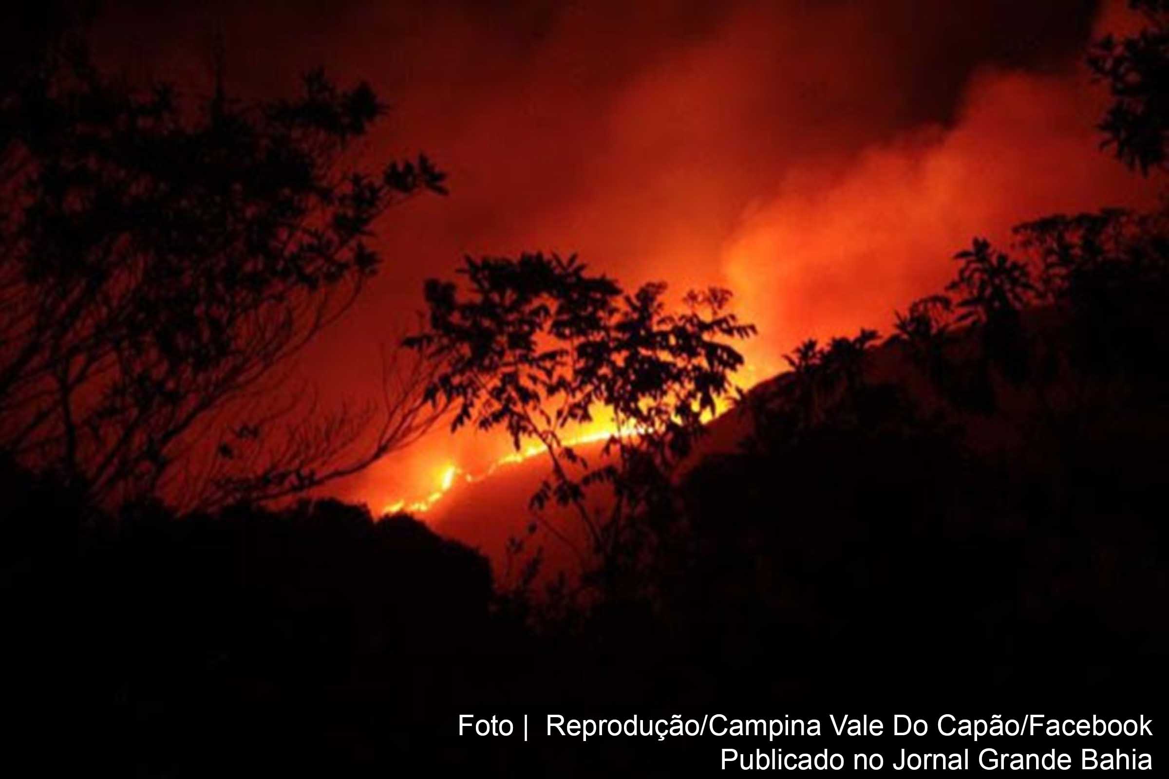 Fogo atinge a região do Vale do Capão e ameaça descer a serra do Boqueirão.