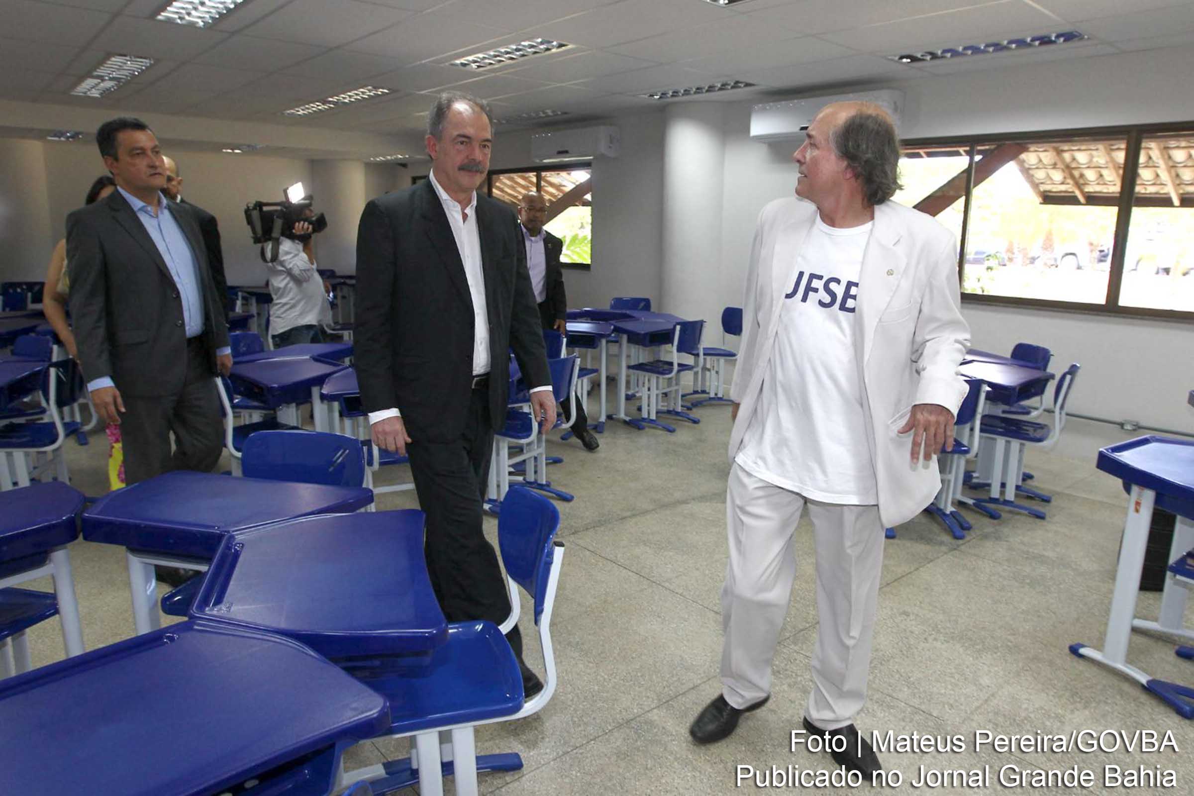 Governador Rui Costa, ministro Aloizio Mercadante e reitor Naomar de Almeida Filho durante inauguração da UFSB.
