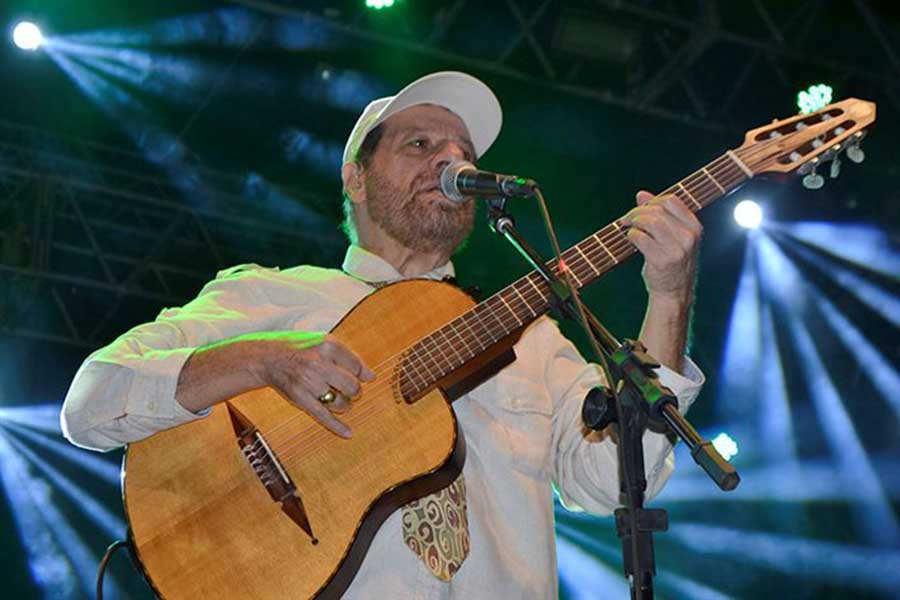 João Bosco canta na praça padre Ovídio.
