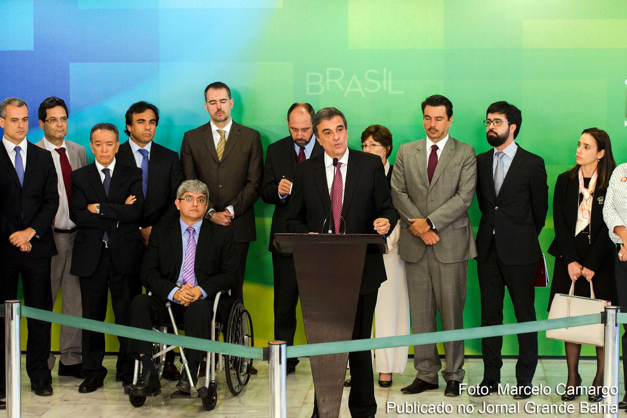 O ministro da Justiça, José Eduardo Cardozo, e juristas em entrevista coletiva após reunião com a presidenta Dilma Rousseff.