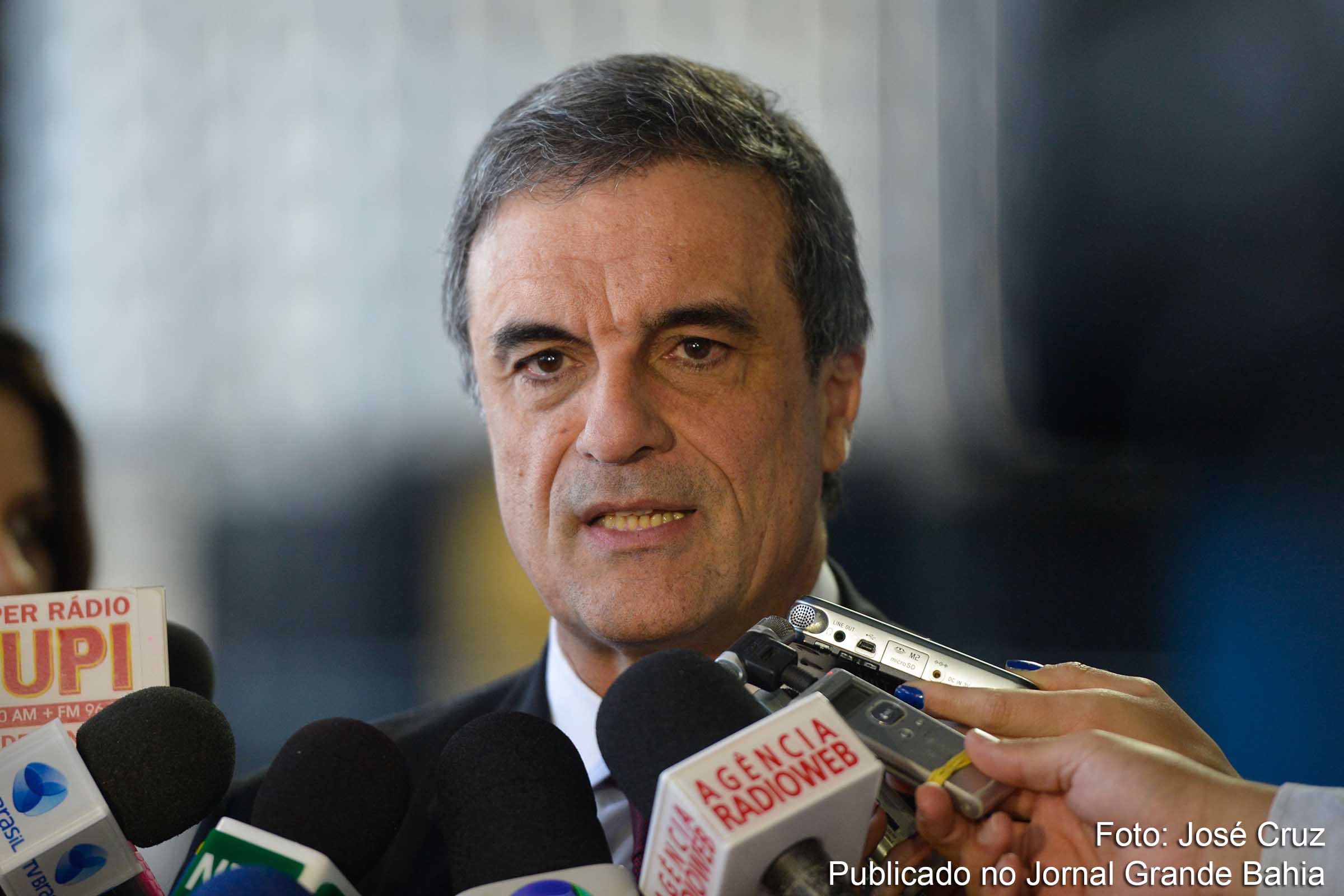 José Eduardo Cardozo: “Está se investigando tudo e todos que precisam ser investigados. Pouco importa o partido. Pouco importa se pertence ao PT, ao PMDB ou à oposição. Todos têm que ser investigados".