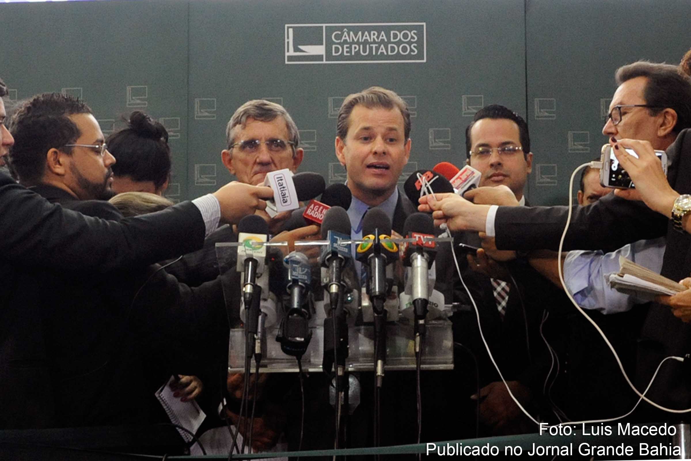 Entrevista coletiva do novo líder do PMDB na Câmara dos Deputados, Leonardo Quintão, no Salão Verde da Câmara dos Deputados.
