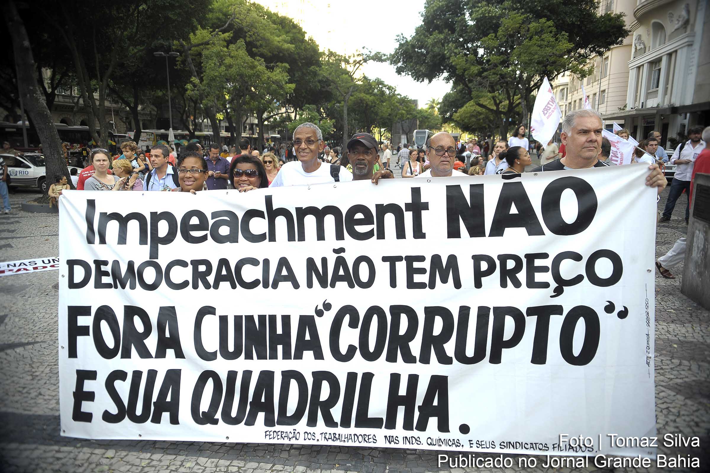 Manifestantes protestam contra a possibilidade de impeachment da presidente Dilma Rousseff, no centro do Rio de Janeiro.