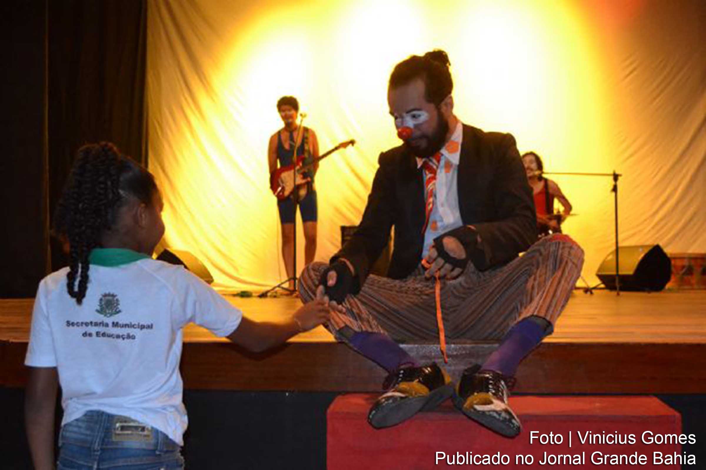 Espetáculo do grupo Rosa de Saron Dança e Artes é apresentado no Teatro Margarida Ribeiro.