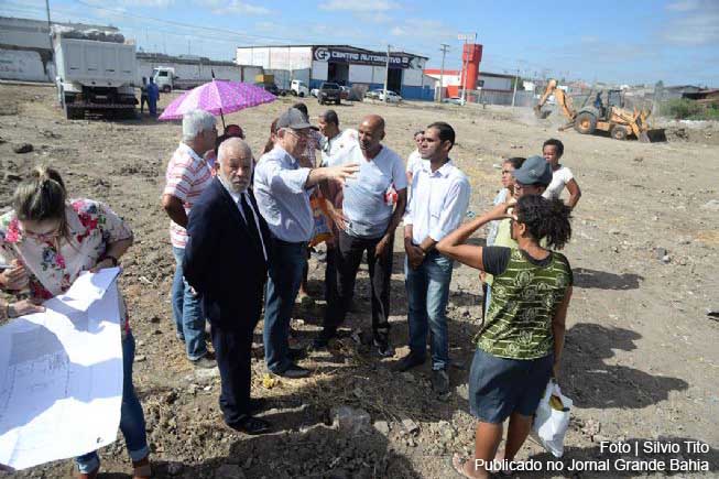 Prefeito José Ronaldo explica que o galpão de cultura terá três salas, salão de eventos com palco, administração, sanitários para portadores de necessidades especiais.