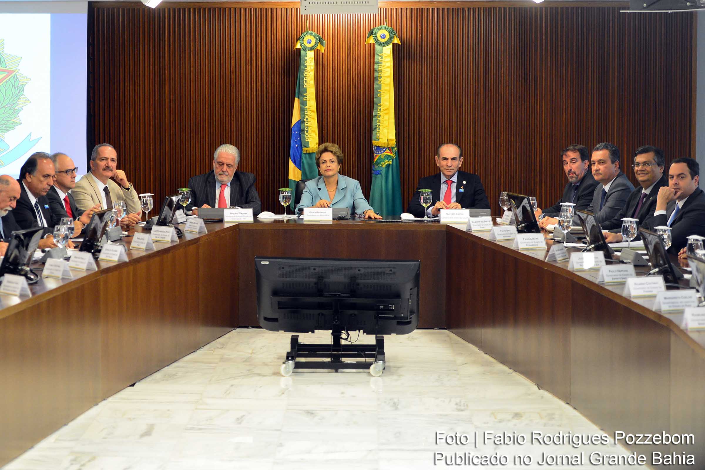 Presidenta Dilma Rousseff e governadores de 16 estados. Governadores alertam: "A história brasileira ressente-se das diversas rupturas autoritárias e golpes de estado que impediram a consolidação da nossa democracia de forma mais duradoura.".